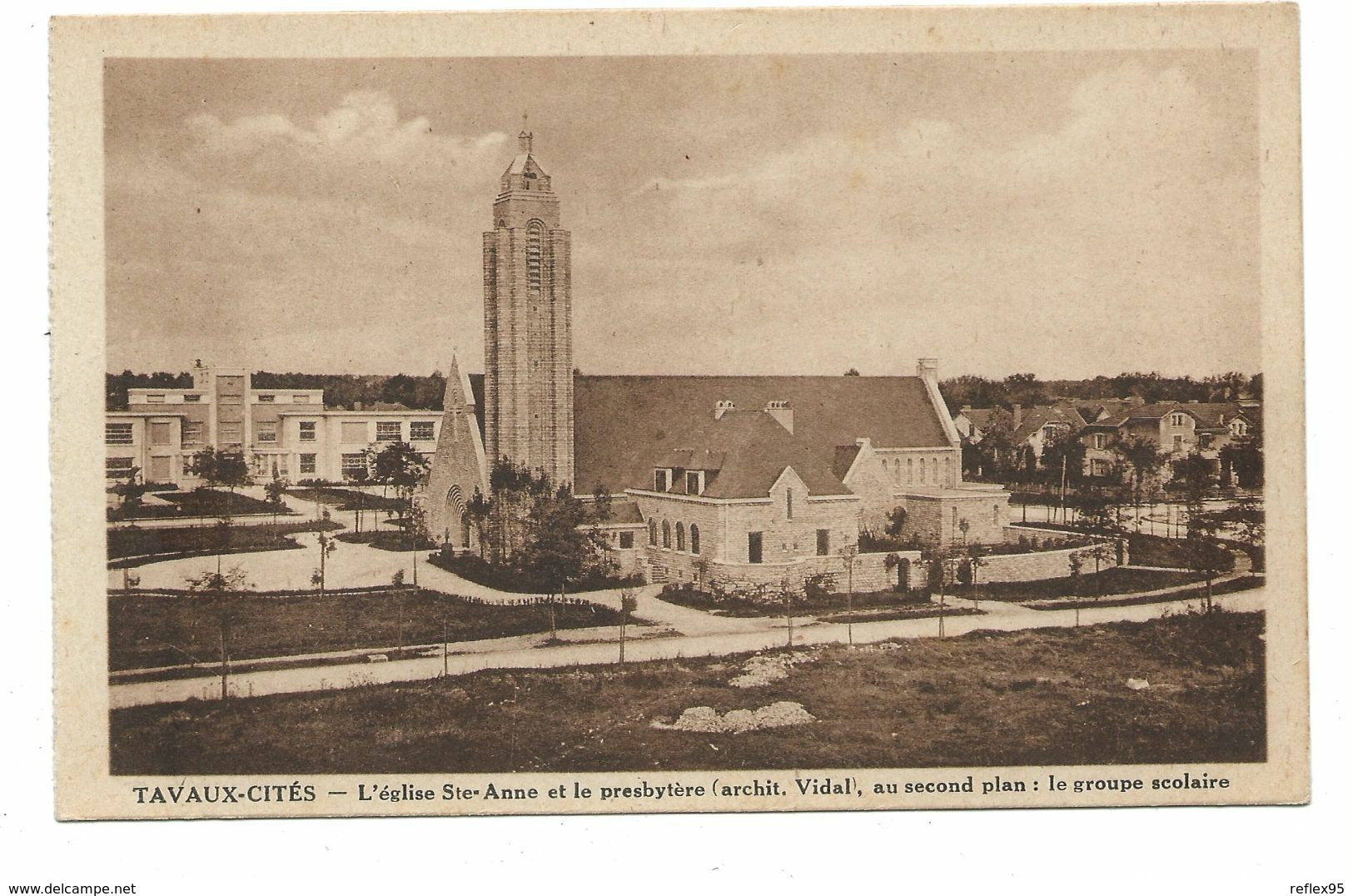 TAVAUX CITE - L'Eglise Sainte Anne Et Le Presbytère - Au Second Plan Le Groupe Scolaire - Tavaux