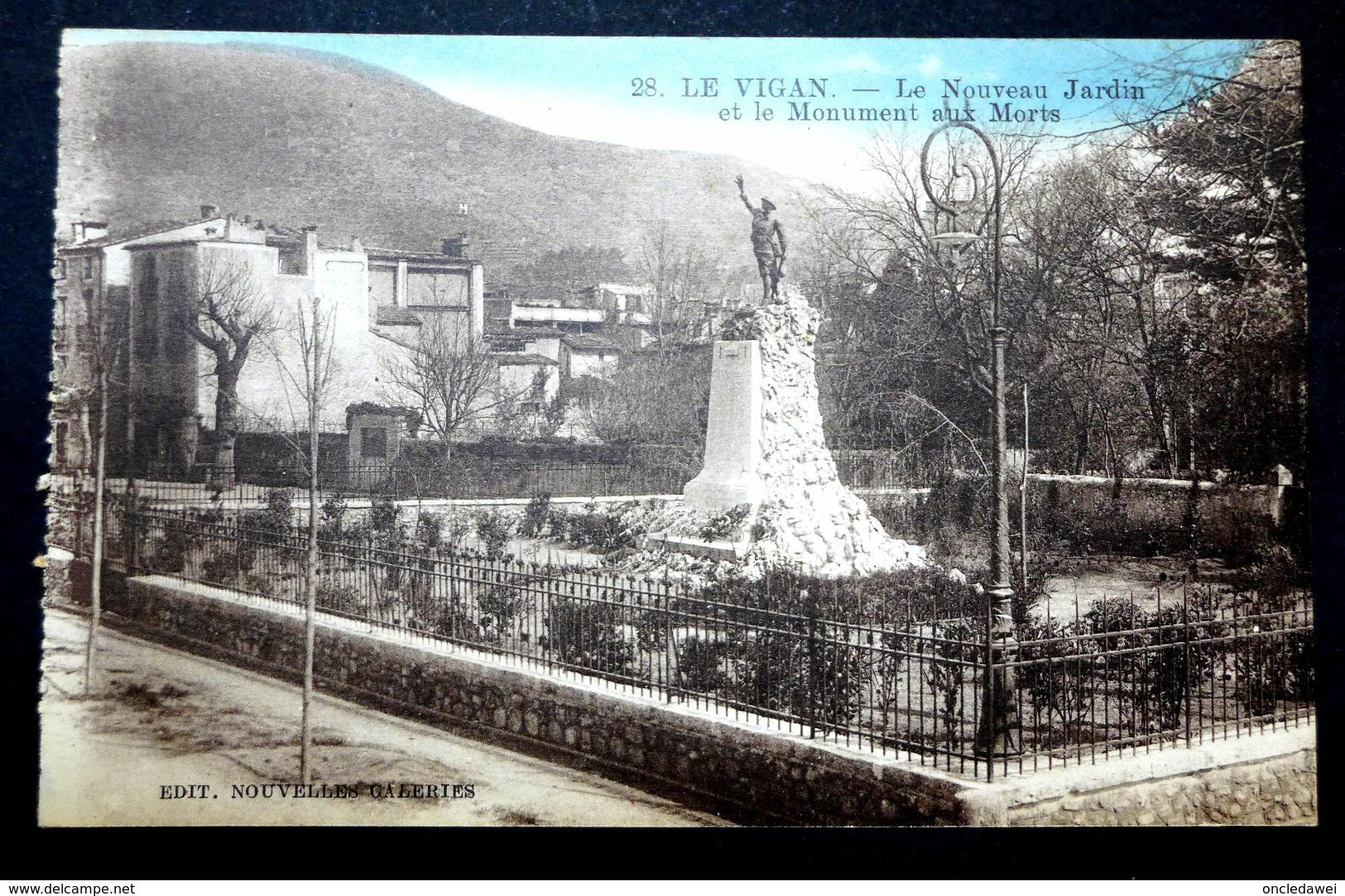 CPA - LE VIGAN (30) - Le Nouveau Jardin Et Le Monument Aux Morts - Le Vigan