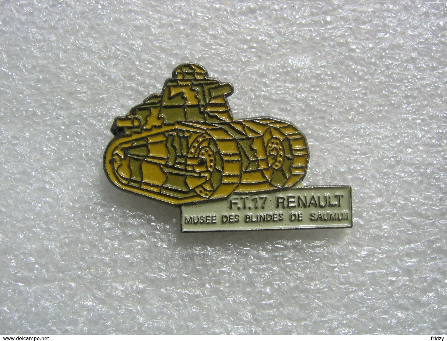 Pin's D'un Char Militaire Renault FT 17. Musée Des Blindés De SAUMUR - Army