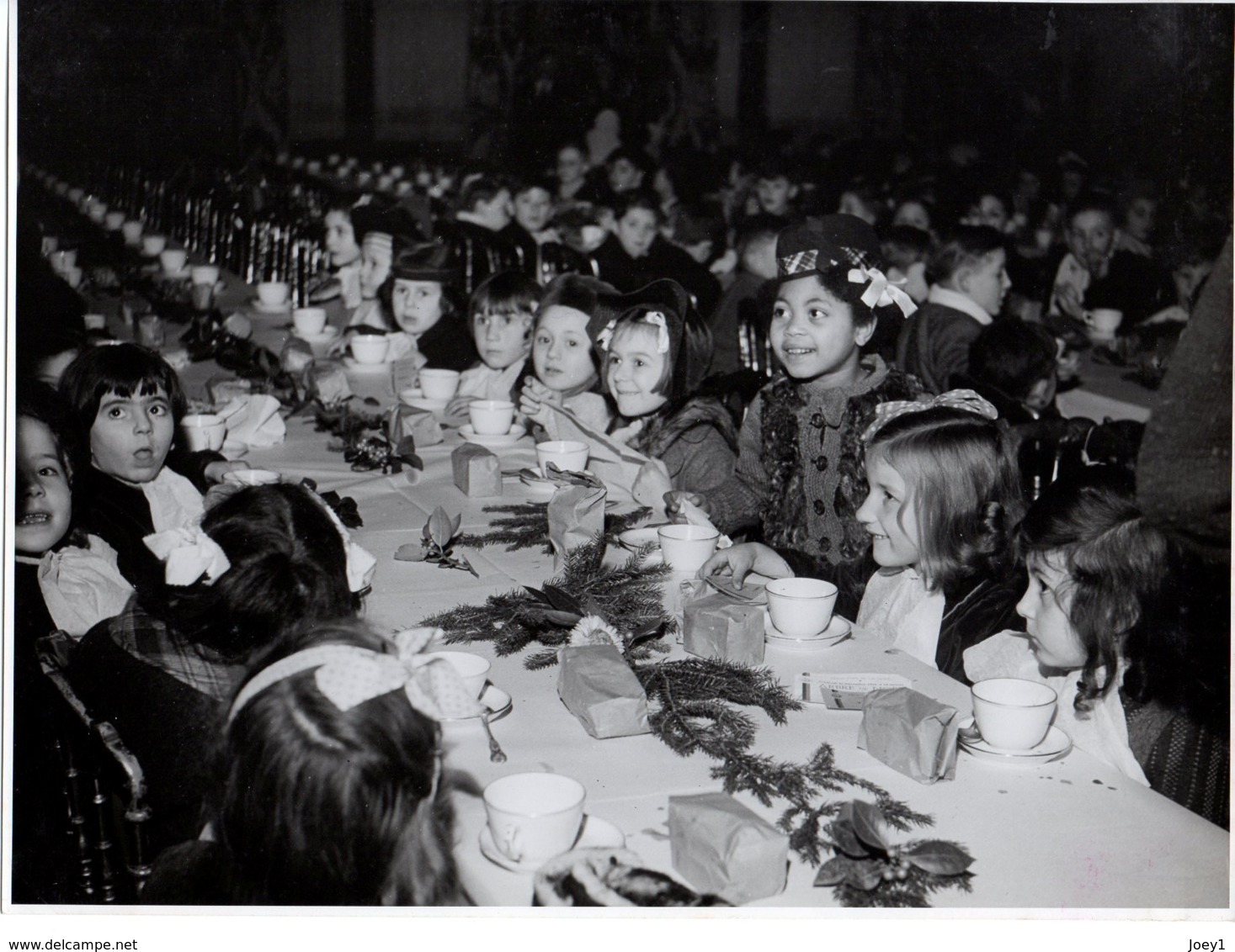 Photo Mairie De Paris , Fête De Noel 1944, Le Gouter Des Enfants,photographe Seeberger,format 18/24 - Places