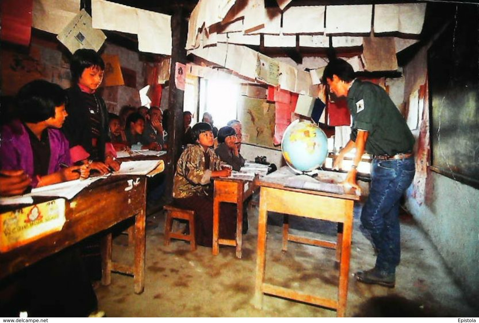 Bhutan Expédition 92 Ecole Primaire De Radi   Leçon De Géographie  Globe - Butan