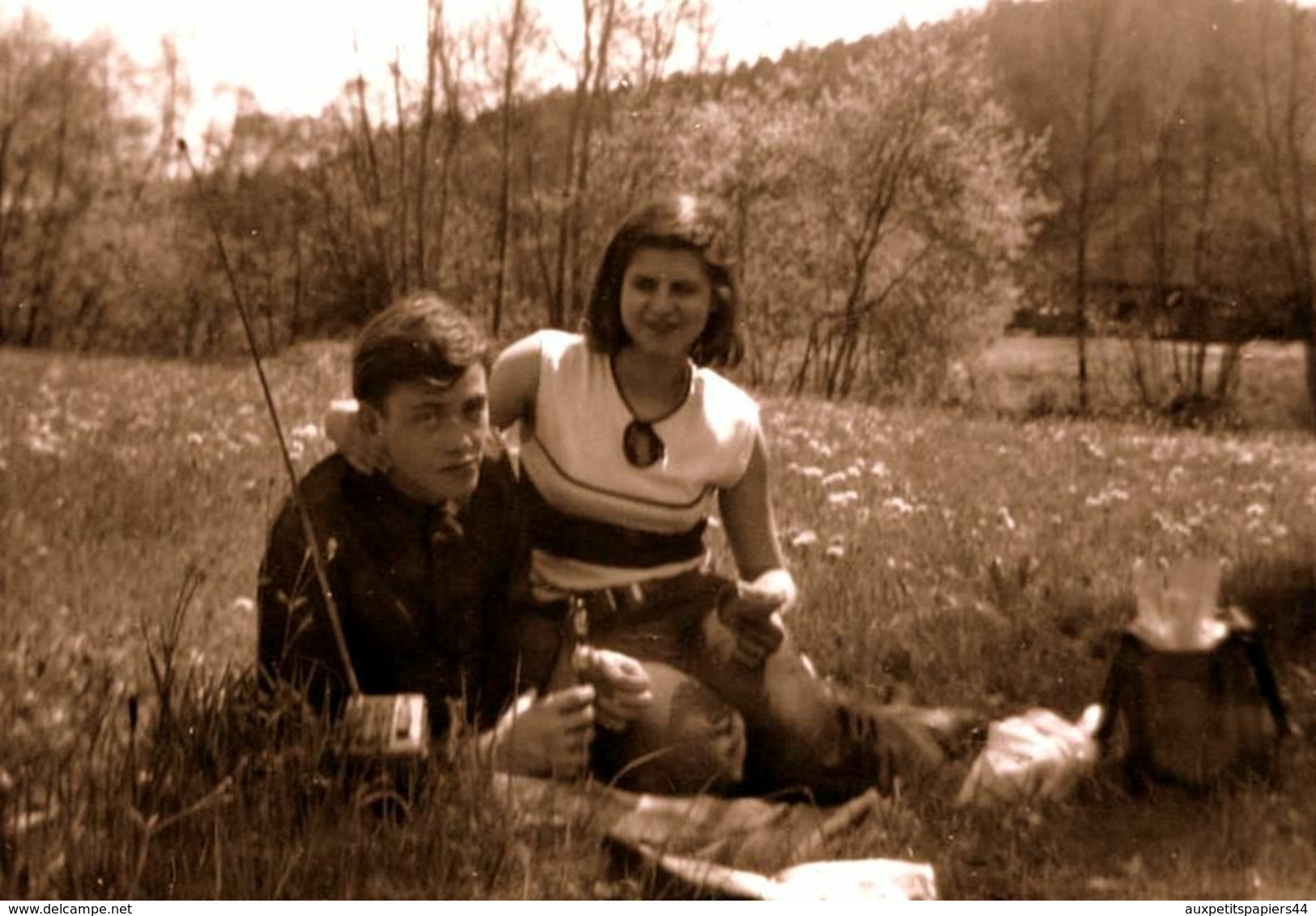 Photo Carrée Originale Couple Amoureux Sur Couverture En Campagne Et Transistor, Poste De Radio Portatif Vintage 1970's - Anonieme Personen