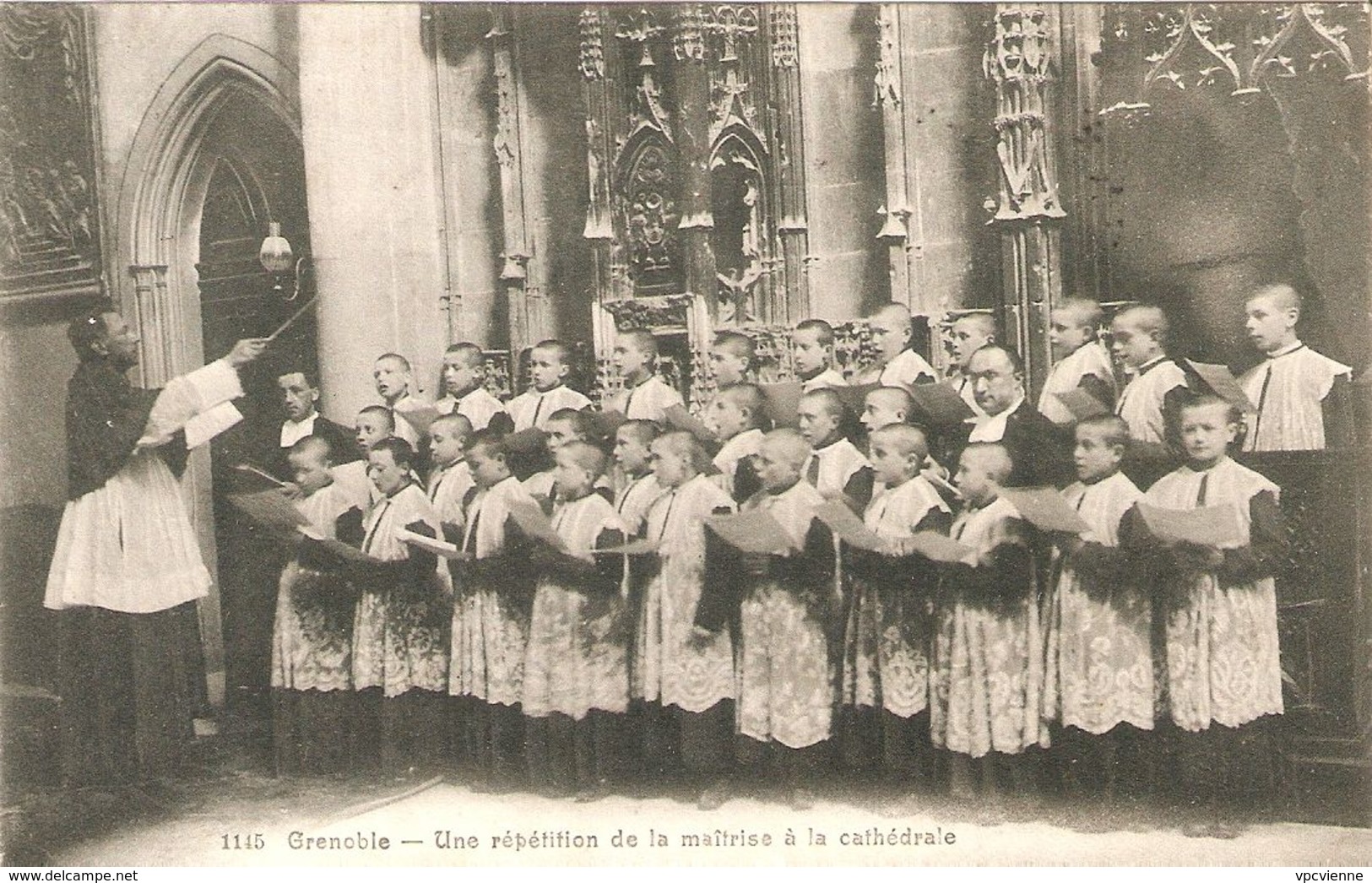 GRENOBLE .  UNE REPETITION DE LA MAITRISE A LA CATHEDRALE . BELLE ANIMATION . - Grenoble