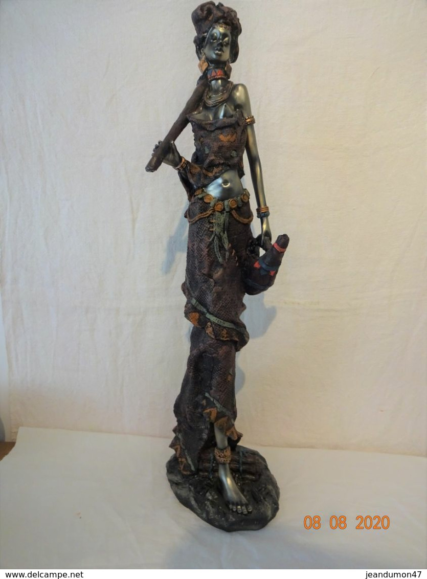 SUPERBE STATUETTE DE 61 CENTIMETRES DE HAUTEUR.. POIDS 1,884 KGS. MATIERE A DETERMINER. N° Gravé HQ06282B - Arte Africana