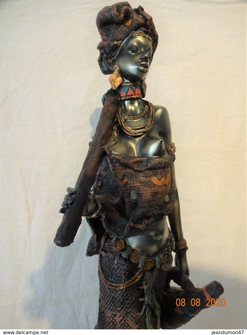 SUPERBE STATUETTE DE 61 CENTIMETRES DE HAUTEUR.. POIDS 1,884 KGS. MATIERE A DETERMINER. N° gravé HQ06282B