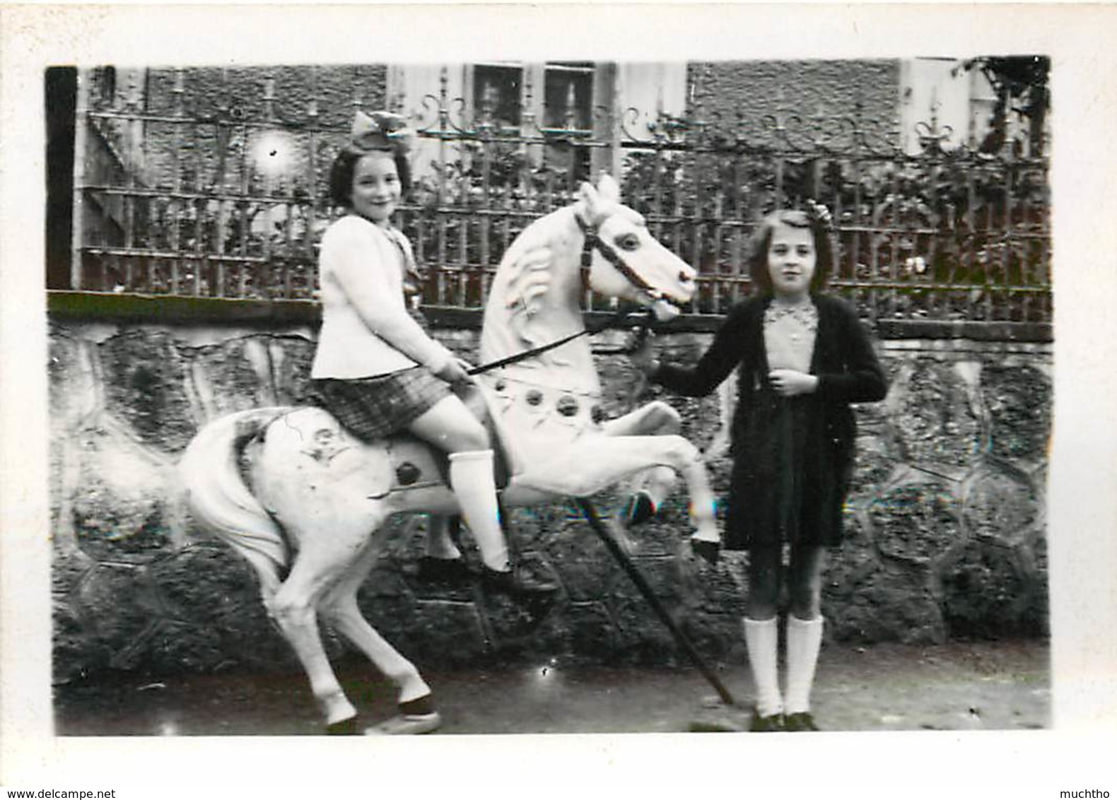 JEUX ET JOUETS - CHEVAL DE BOIS DE MANEGE OCTOBRE 1946 PḦOTO 9 * 6.5 - Games & Toys