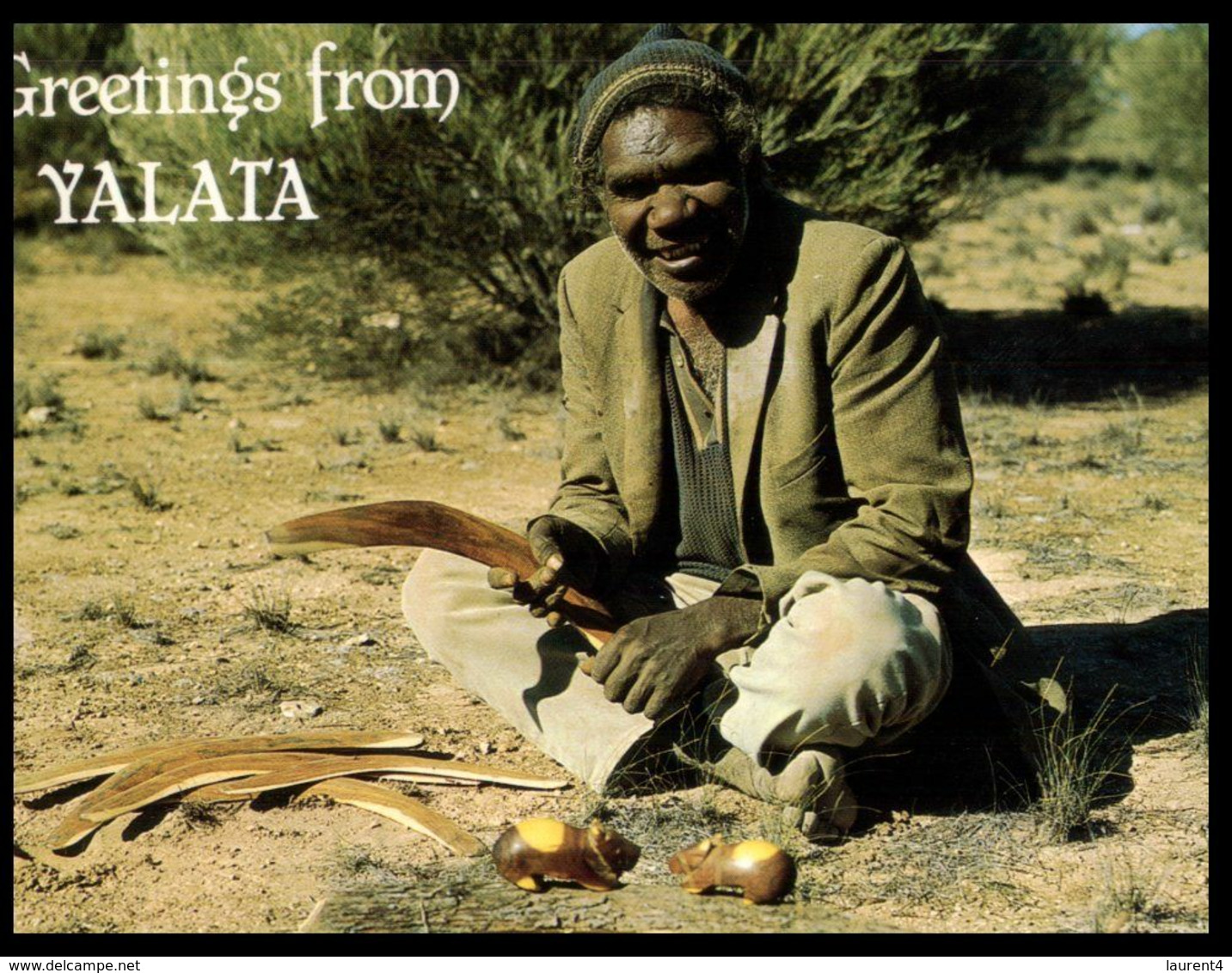 (I 11) Australia - SA - Yalata - Aboriginal Men With Wood Carvings (DO 96) - Aborigènes