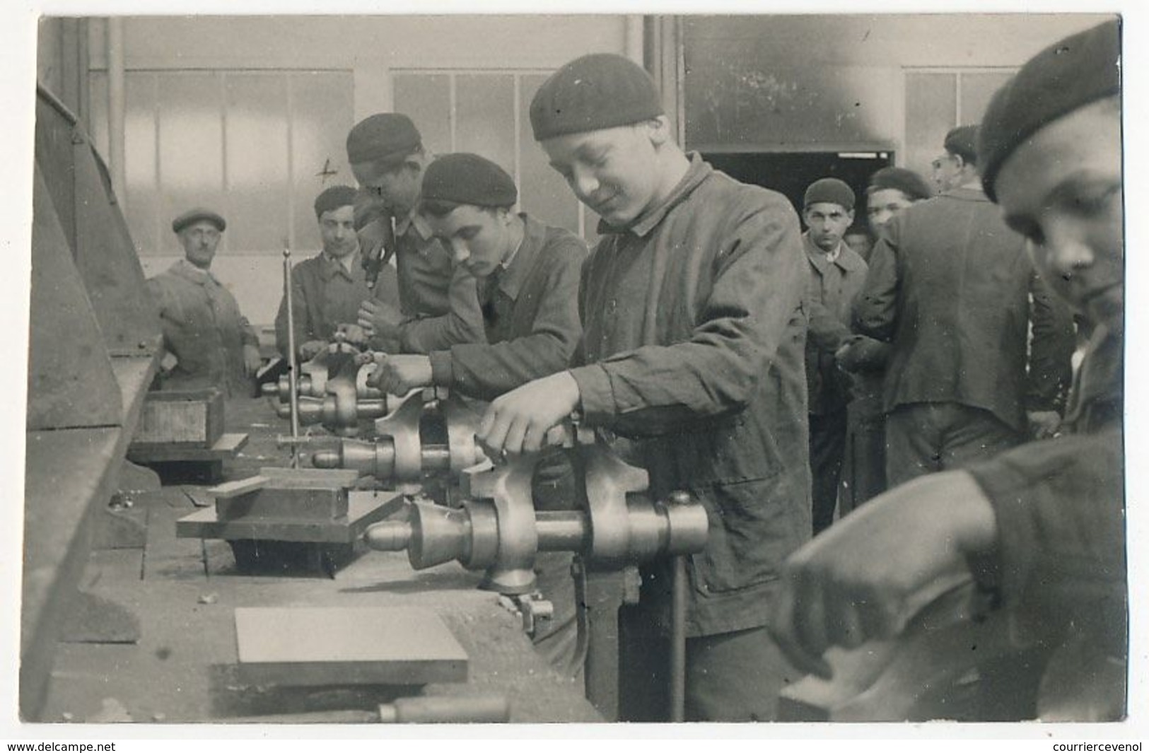 Photographie 9 Cm X 14 Cm - Apprentis à L'étau (centre D'apprentissage (?) - IBARES (?) - 1935 - Métiers