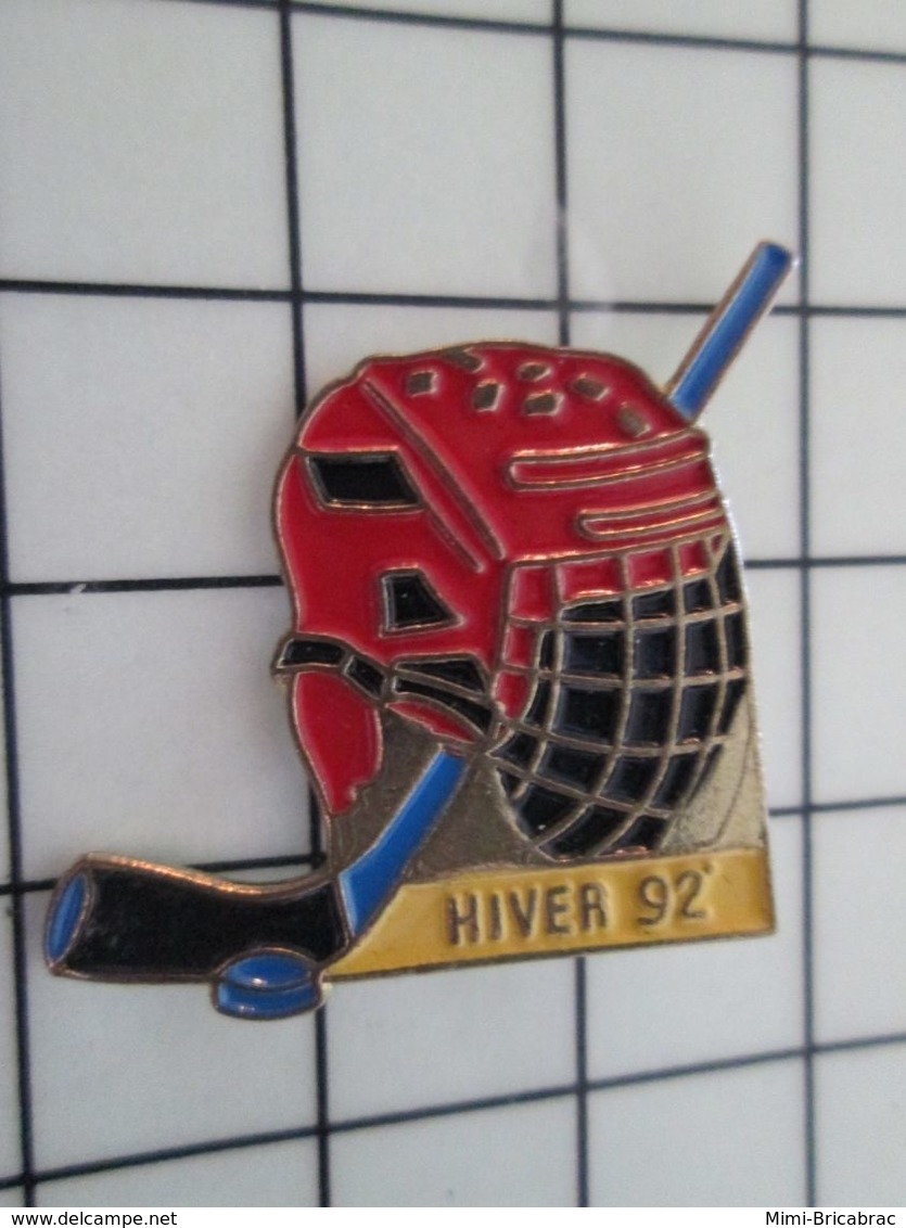 216b Pins Pin's / Rare & Belle Qualité THEME SPORTS / HOCKEY SUR GLACE CASQUE CROSSE PALET HIVER 92 - Sports D'hiver