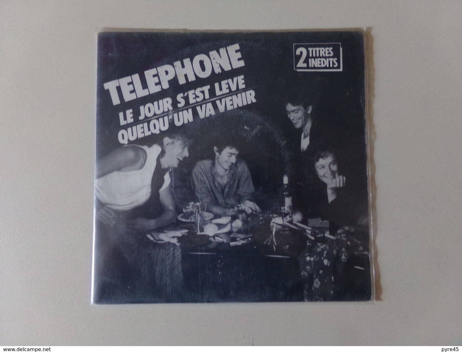45 T Téléphone " Le Jour S'est Levé + Quelqu'un Va Venir " - Rock