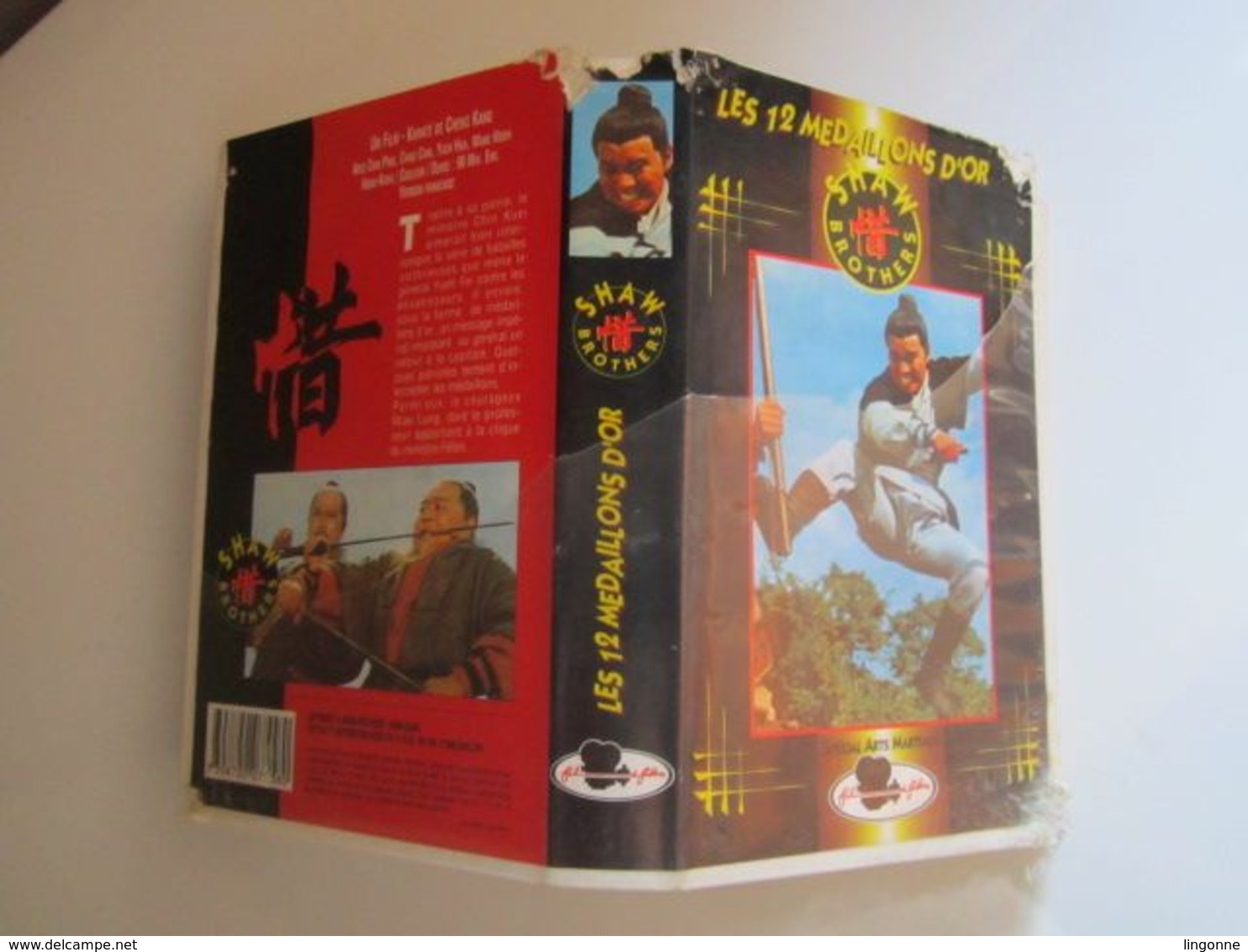 CASSETTE VIDEO VHS LES 12 MEDAILLONS D'OR SHAW BROTHERS Spécial Arts Martiaux (jaquette Abimée) - Action & Abenteuer