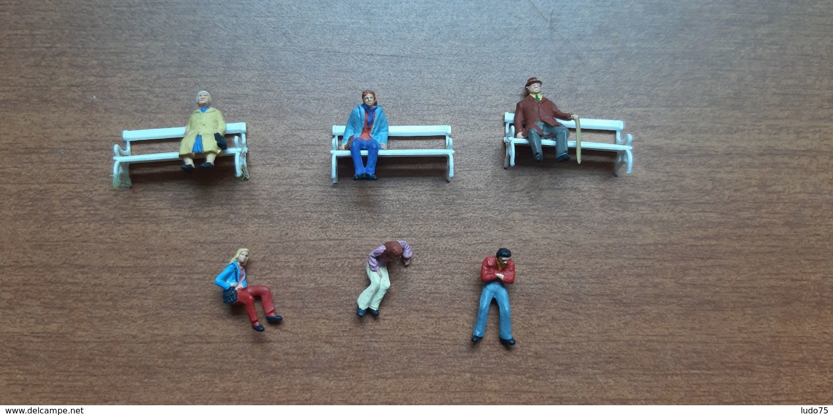 6 Figurines Assises Avec 3 Bancs, Preiser, Echelle HO - Autres & Non Classés