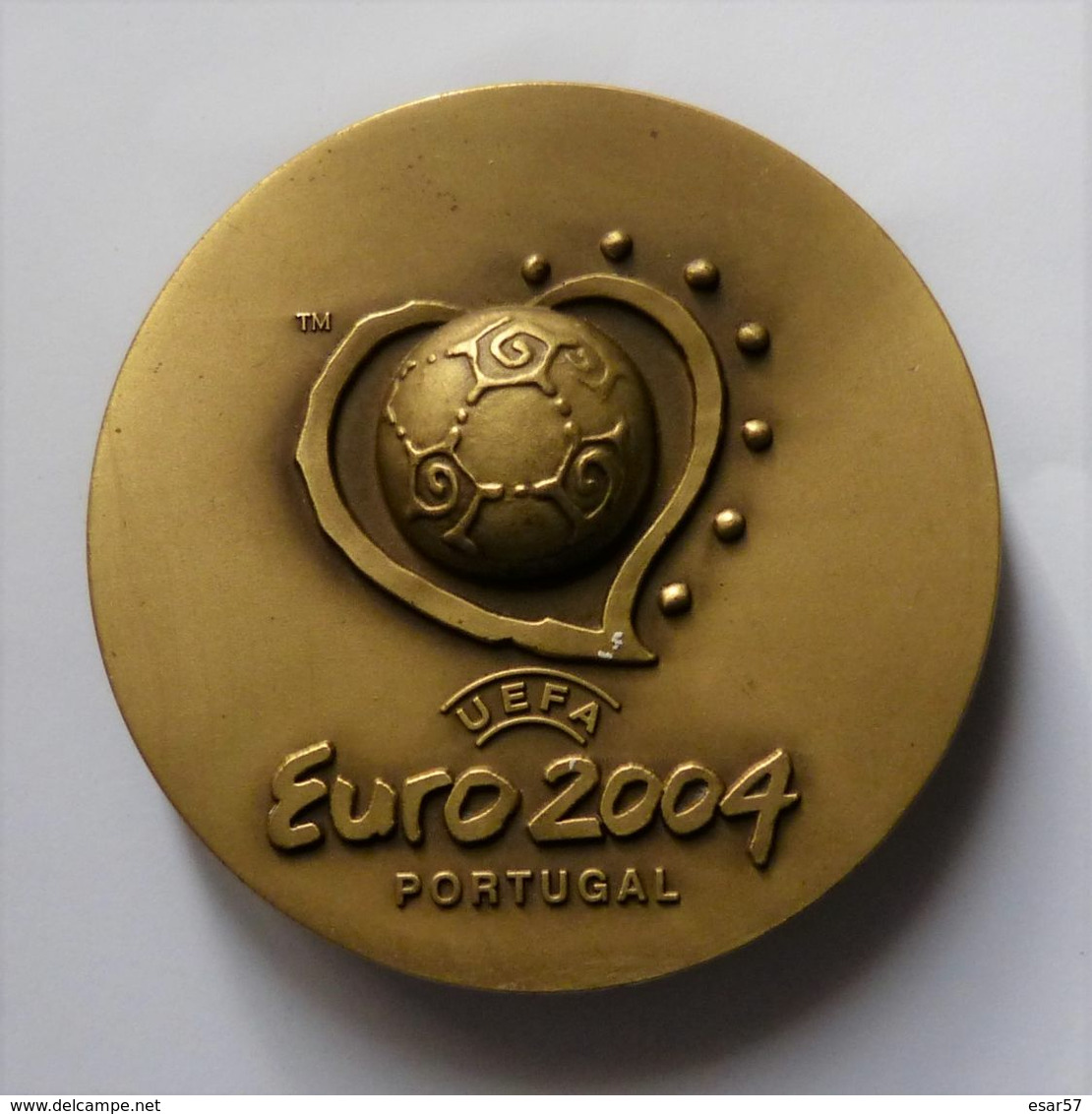 RARE MEDAILLE OFFICIELLE EN BRONZE  UEFA EURO 2004 AU PORTUGAL - Apparel, Souvenirs & Other