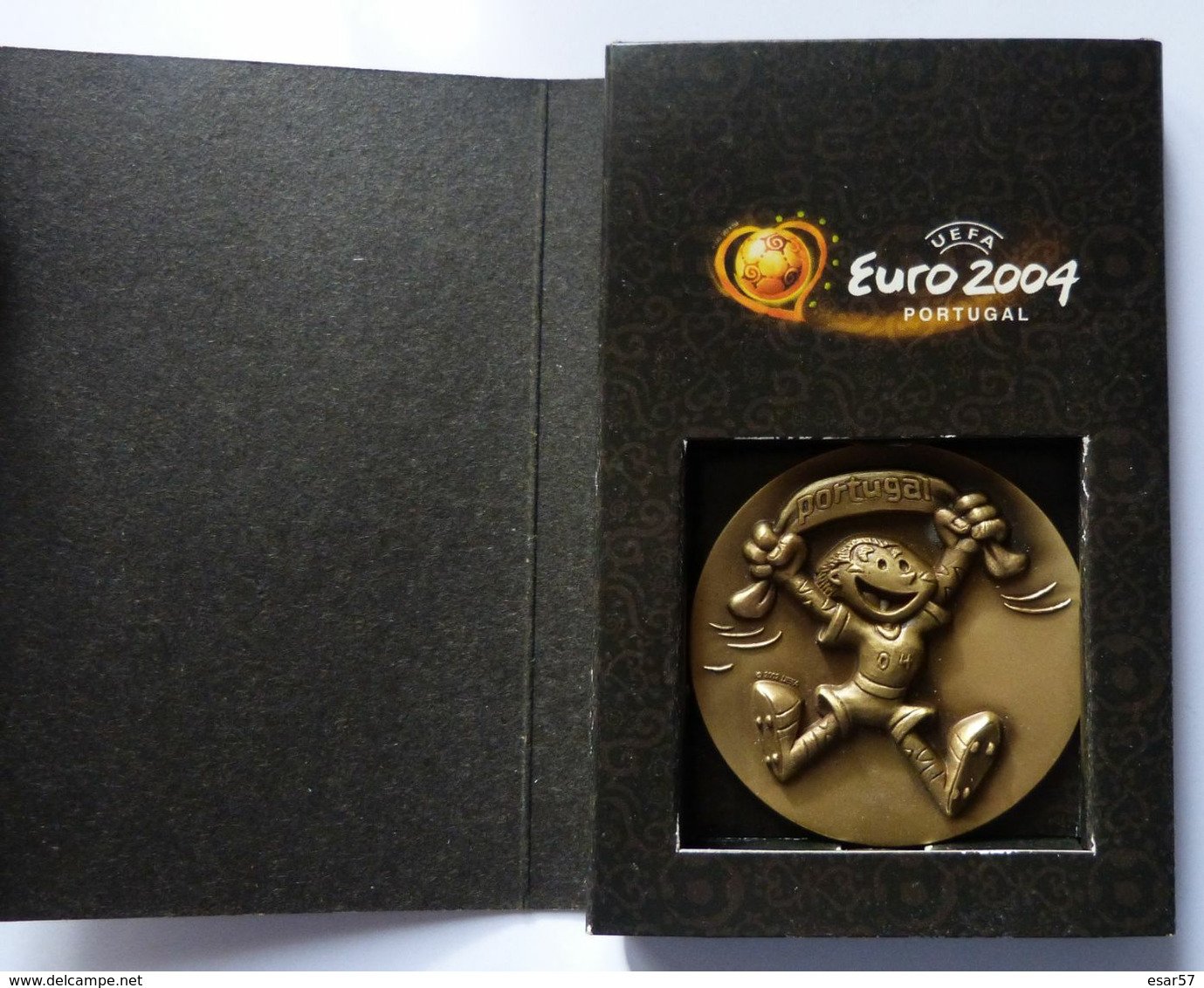 RARE MEDAILLE OFFICIELLE EN BRONZE  UEFA EURO 2004 AU PORTUGAL - Apparel, Souvenirs & Other