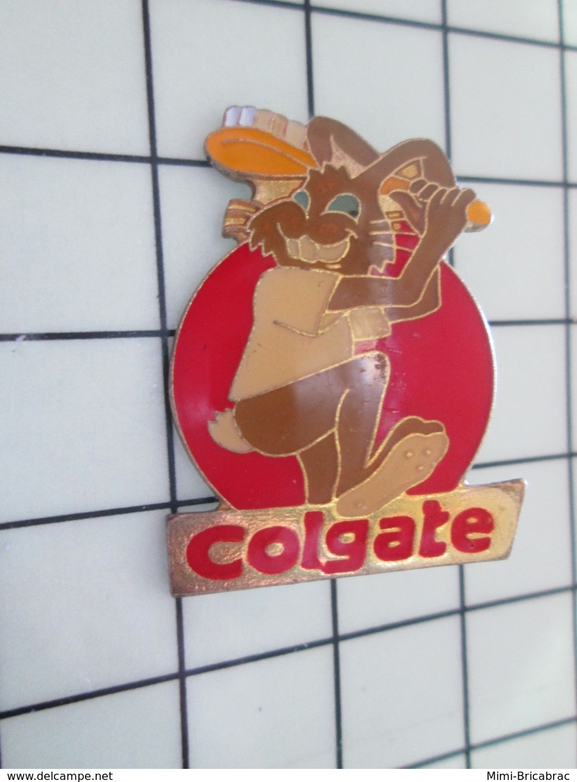 615C Pin's Pins / Beau Et Rare / THEME : ANIMAUX / LAPIN AVEC UNE BROSSE A DENTS COLGATE DENTIFRICE - Dieren