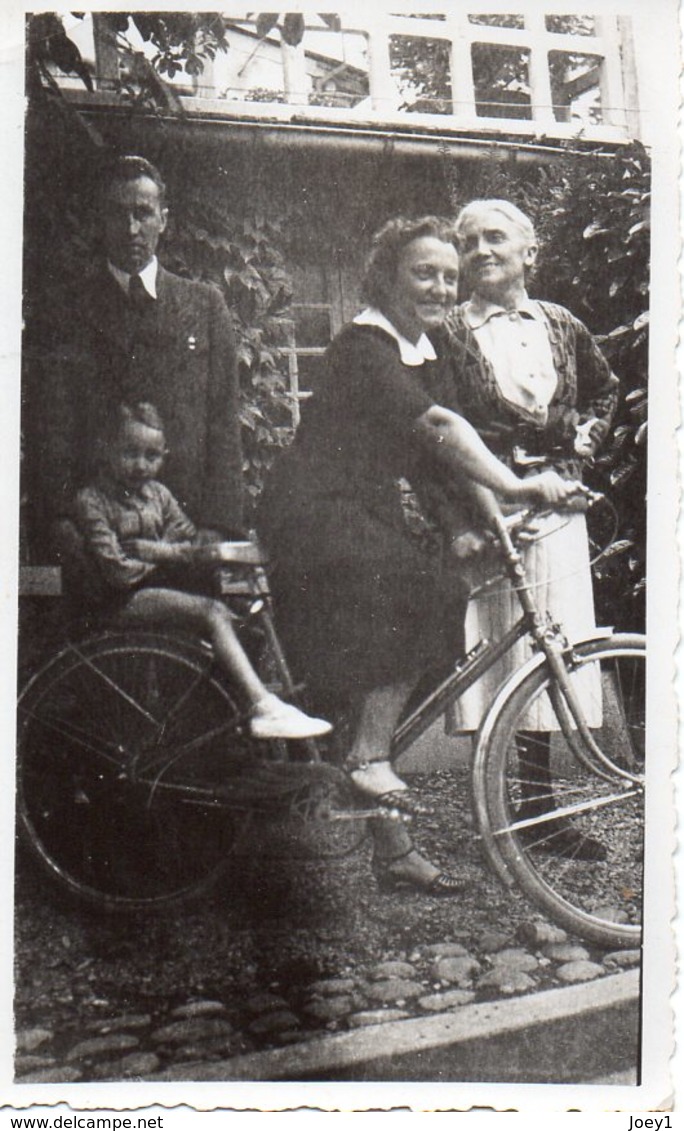 Photo  Femme Sur Vélo Avec Enfant Format 7/11 - Anonyme Personen
