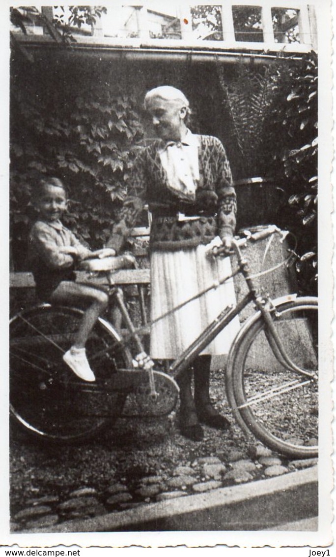 Photo  Femme  Avec Enfant Sur Vélo Format 7/11 - Personnes Anonymes
