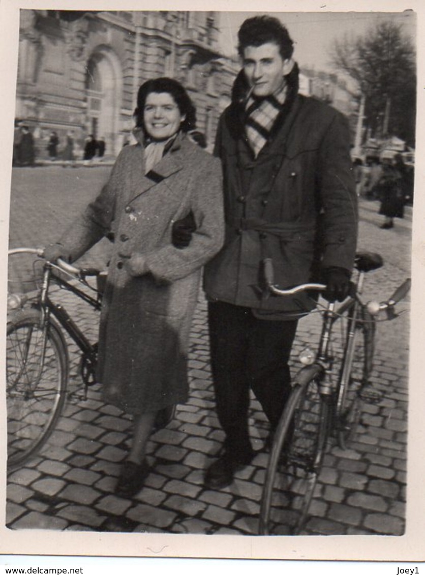 Photo Couple Avec Vélo Format 7/9 - Personnes Anonymes