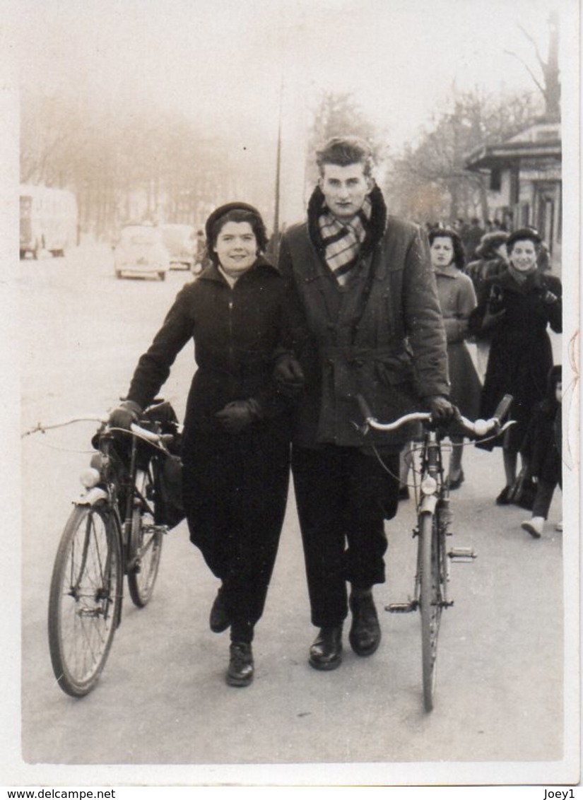 Photo Couple Avec Vélo Format 7/10 - Anonyme Personen