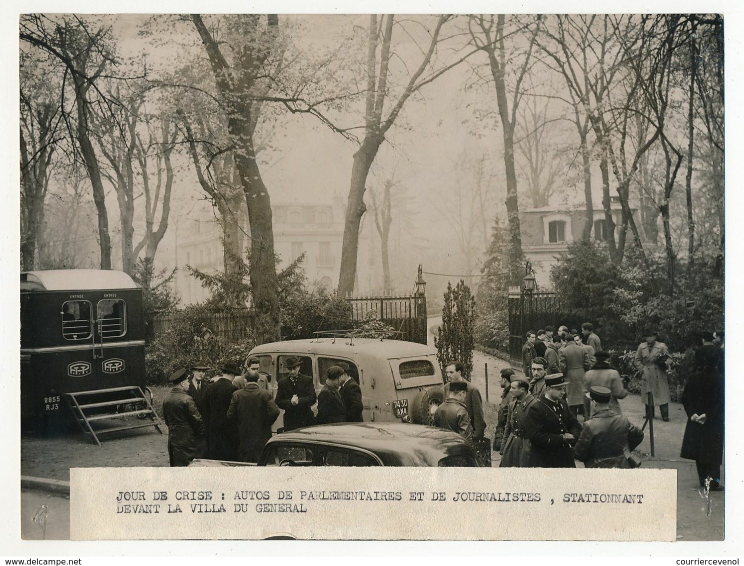Photo Presse Keystone - Jour De Crise : Autos De Parlementaires Et Journalistes Stationnant Devant La Villa ...Colombey - Altri & Non Classificati