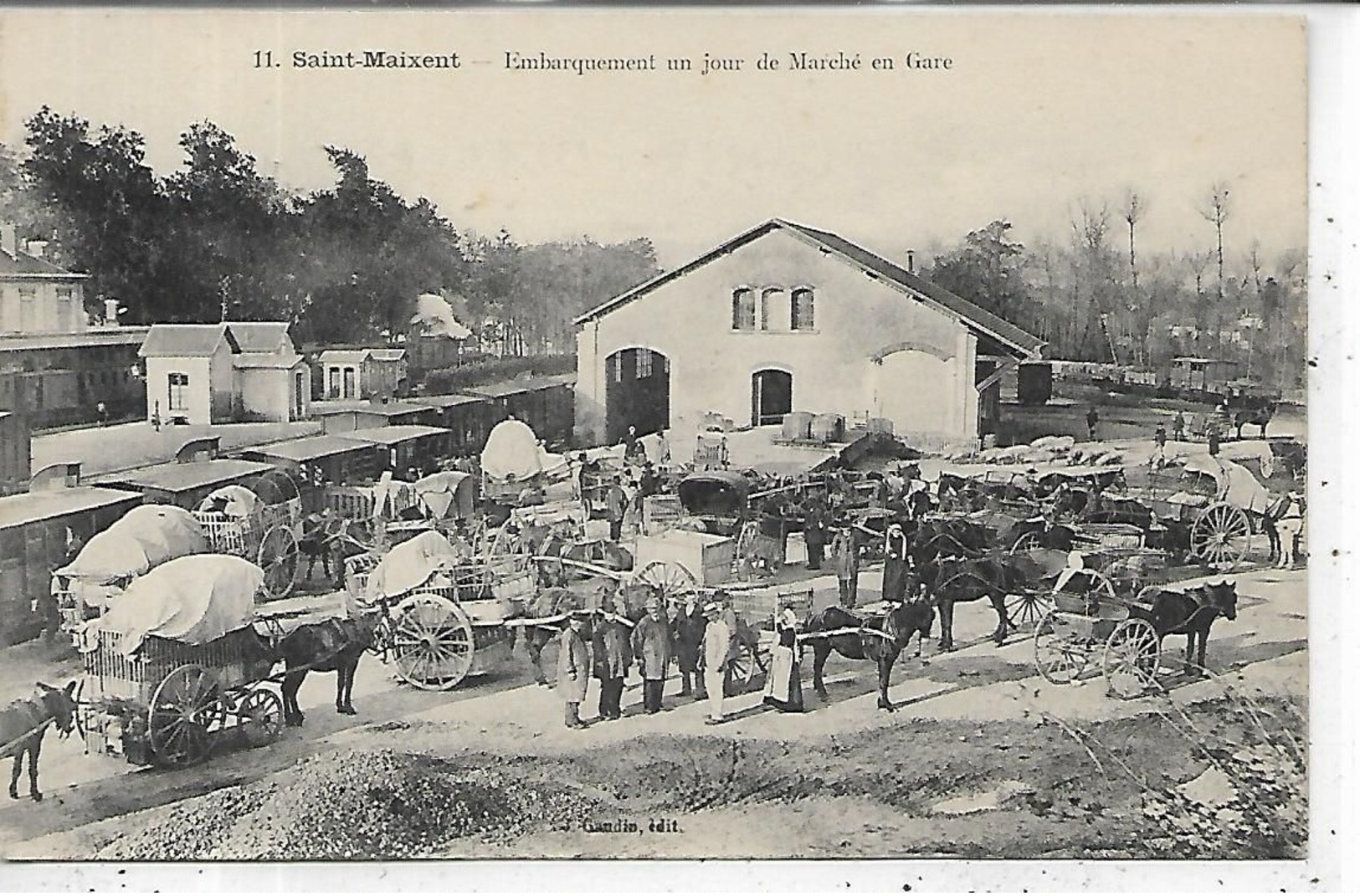 79, DEUX-SEVRES,  SAINT MAIXENT, Embarquement Un Jour De Marché En Gare, Scan Recto Verso - Saint Maixent L'Ecole