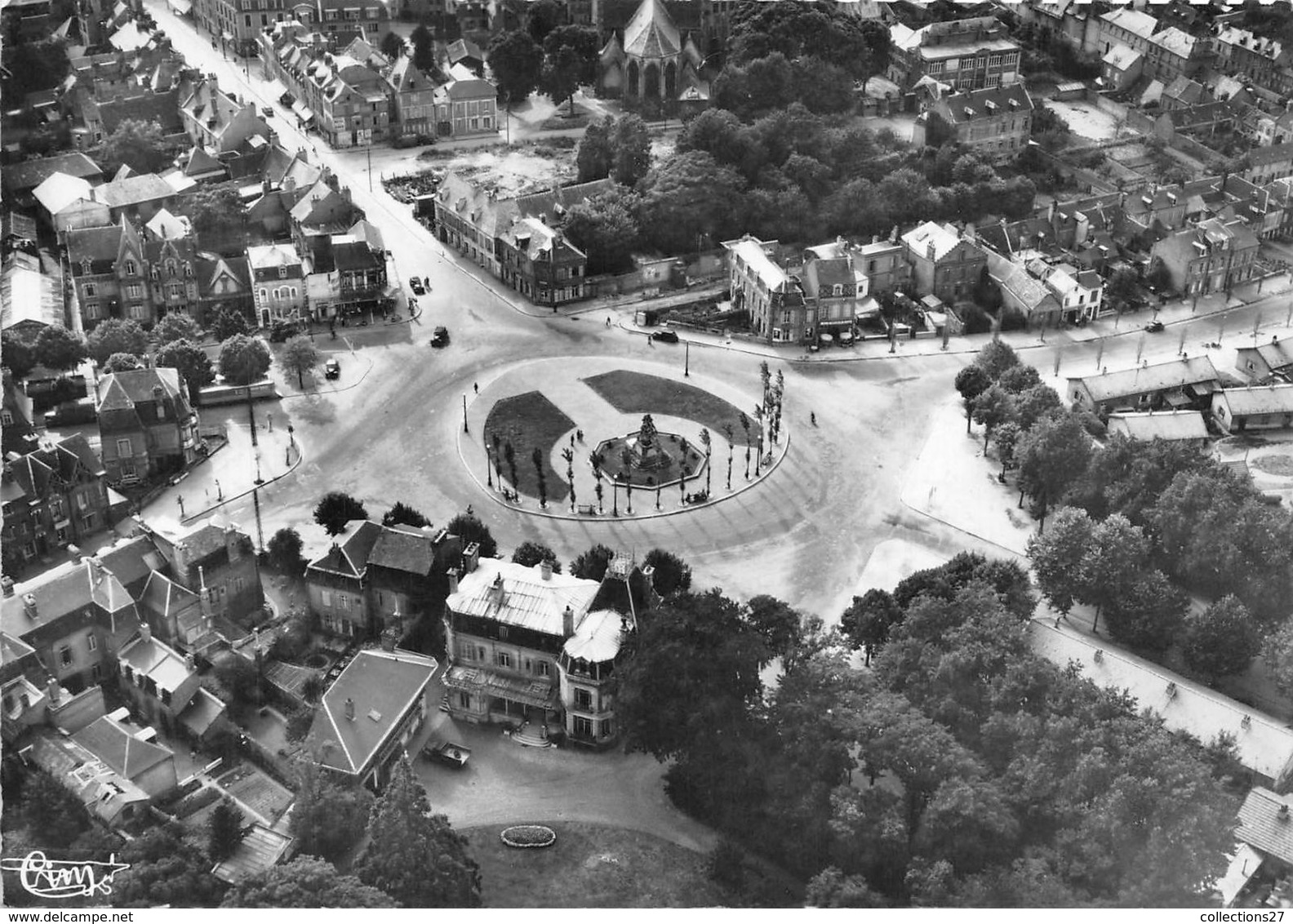 80-ABBEVILLE- LE MONUMENT AU MORTS VUE AERIENNE - Abbeville