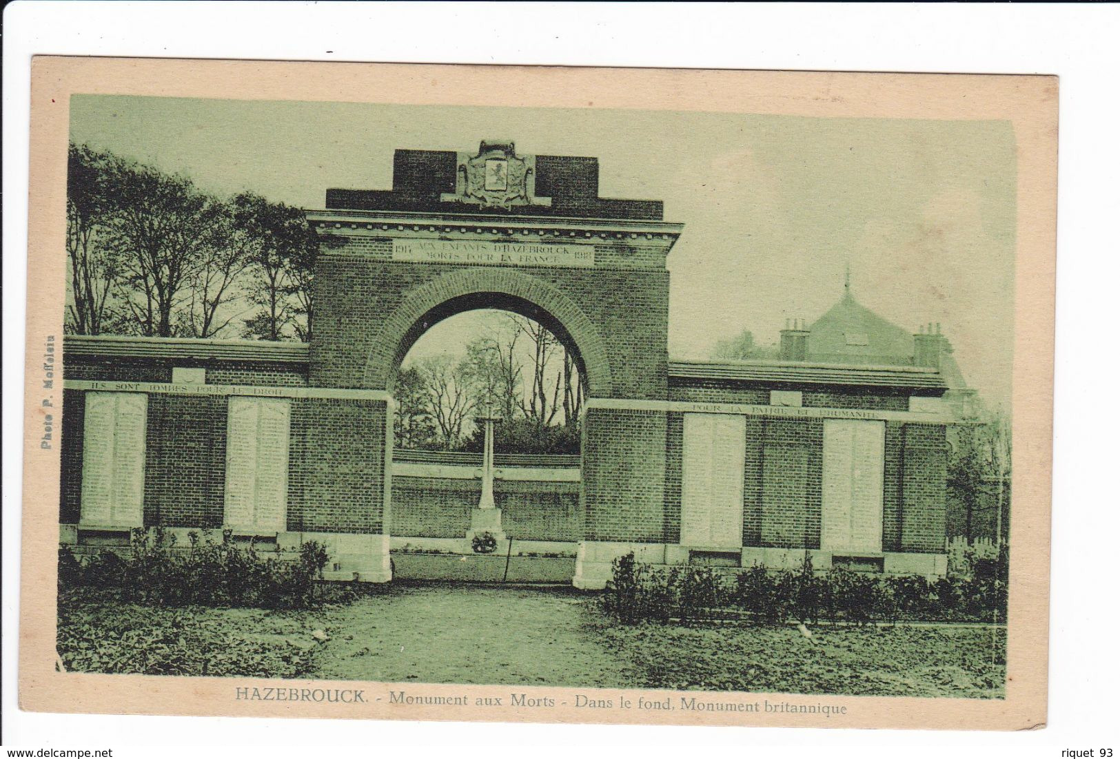 HAZEBROUCK - Monument Aux Morts - Dans Le Fond. Monument Britanique - Hazebrouck
