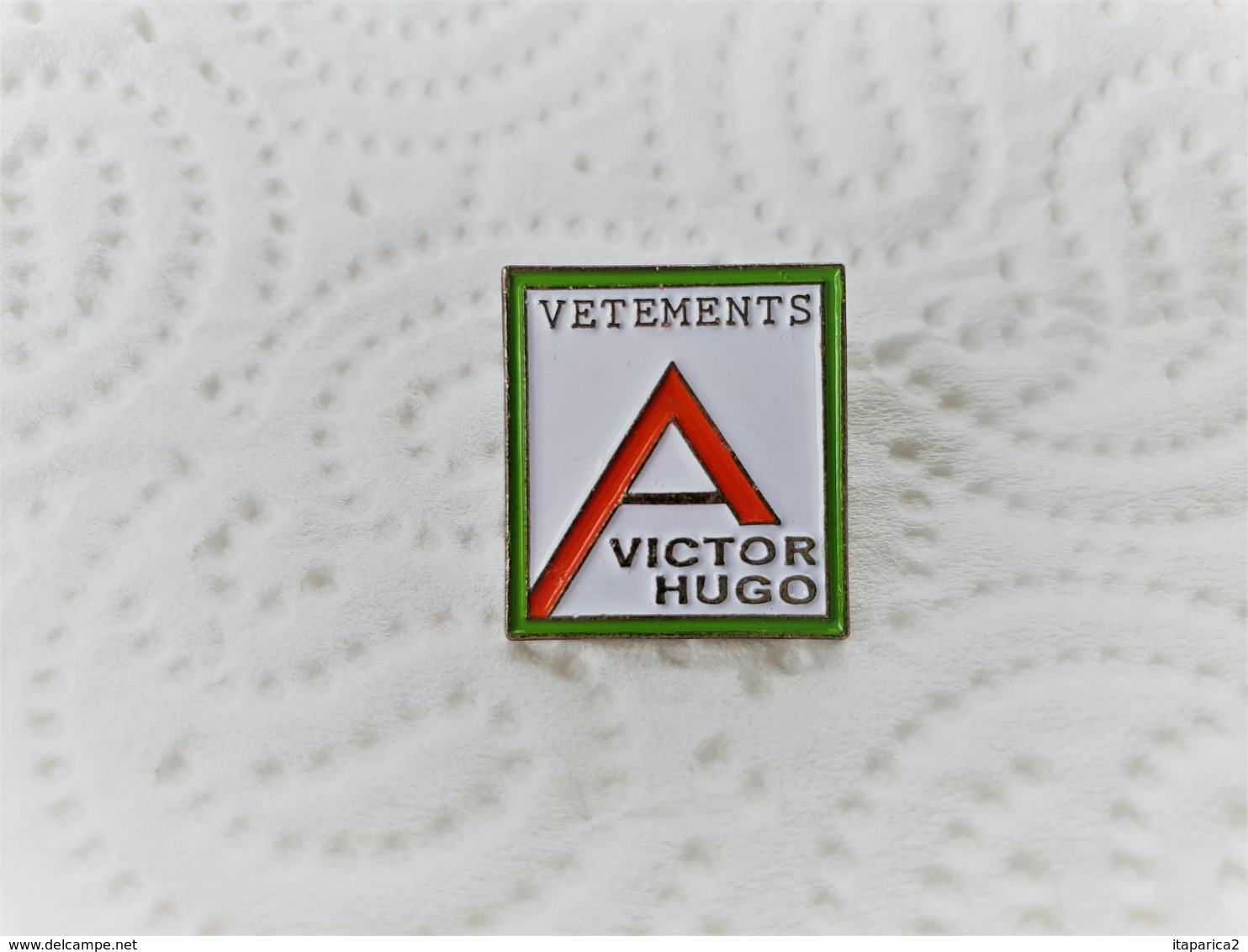 PINS VETEMENTS VICTOR HUGO  LOGO/ 33NAT - Marche