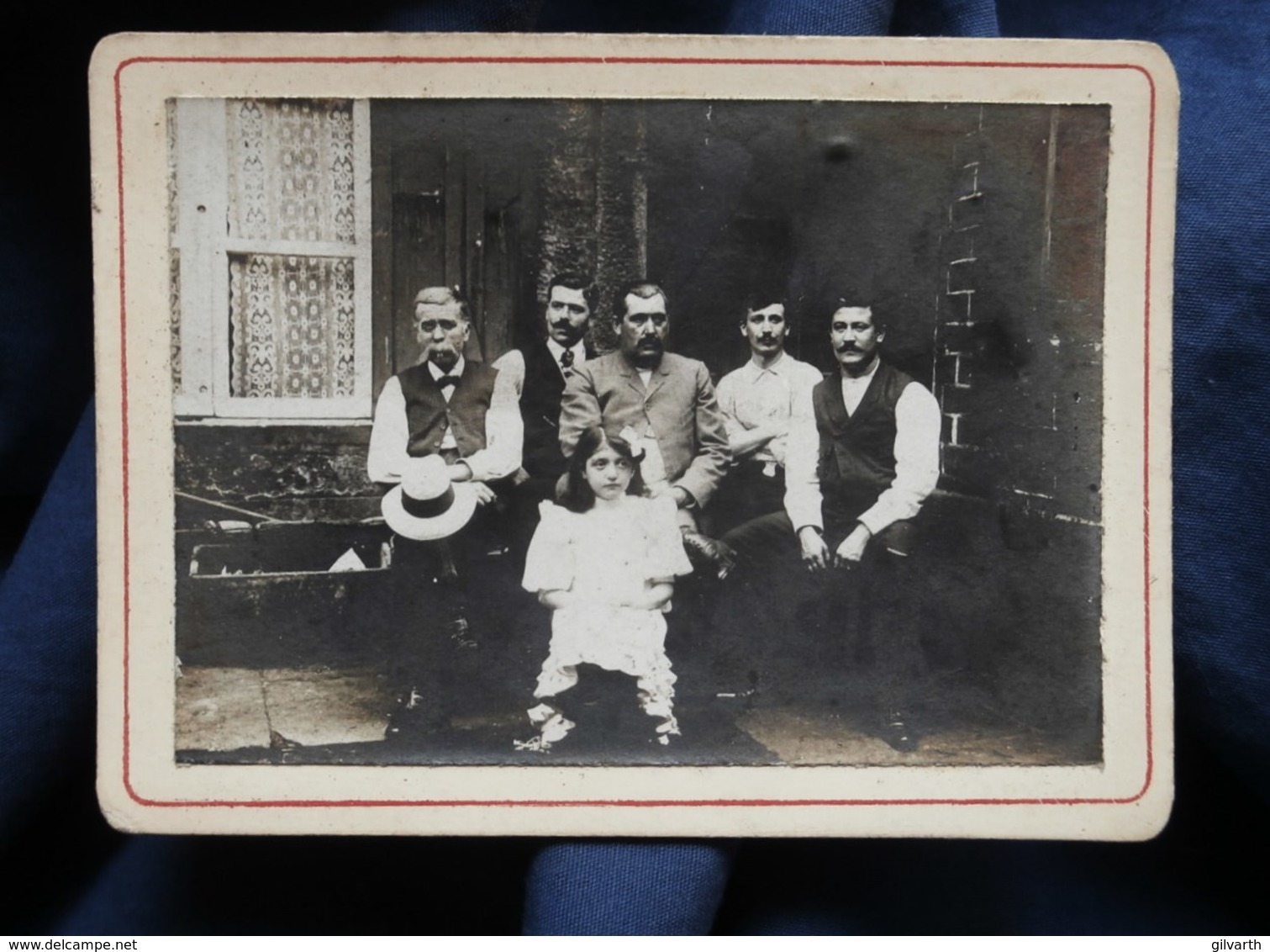 Photo CDV Anonyme  5 Hommes Assis Et Une Fillette Assis Devant Une Maison  CA 1900-10 - L514 - Personnes Anonymes