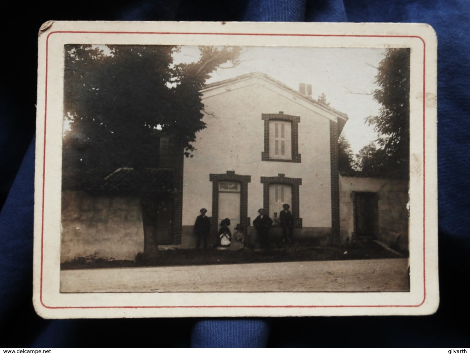 Photo CDV Anonyme  Personnes Devant Une Maison  Femme Avec Un Bébé, Chien  CA 1900-10 - L514 - Personnes Anonymes