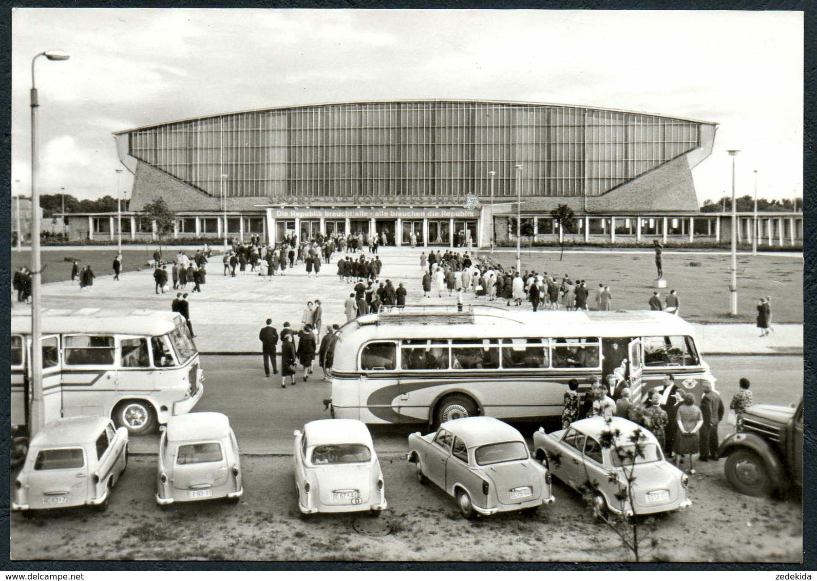 D8769 - Schwerin Sport Und Kongreßhalle Bus Omnibus Ikarus ?? Tatra ?? Skoda ?? Auto Car Trabant Parkplatz - Autobus & Pullman