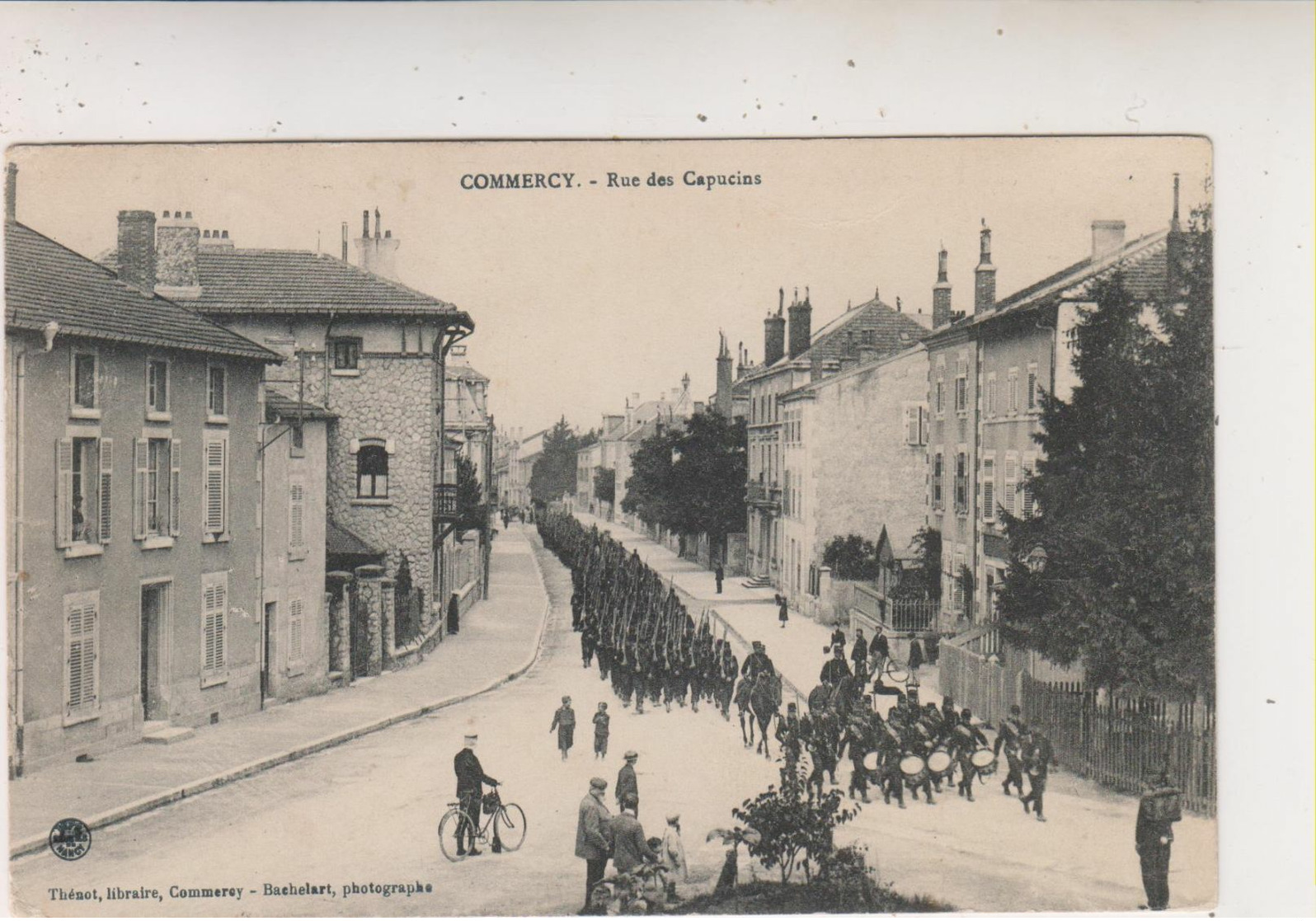 SP- 55 - COMMERCY - La Rue Des Capucins - Defile Militaire  - Timbre - Cachet - 1910 - - Commercy