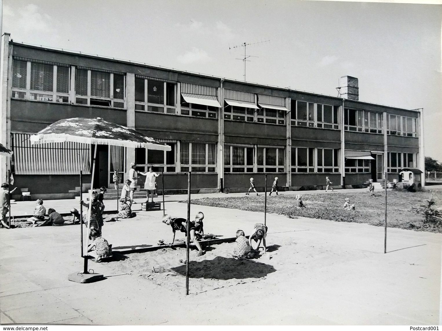 #20  Children Play In Front Of The Kindergarten In Oschatz - Saxony, GERMANY - Big Size Postcard 1970's - Oschatz