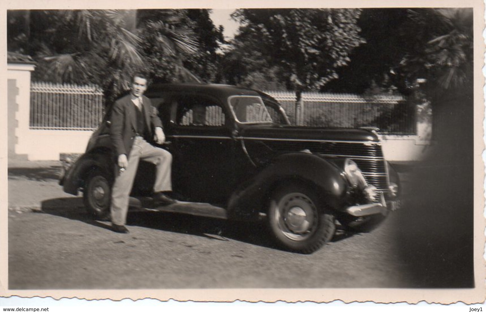 Photo Homme Avec Voiture En 1947,format 7/11 - Automobile