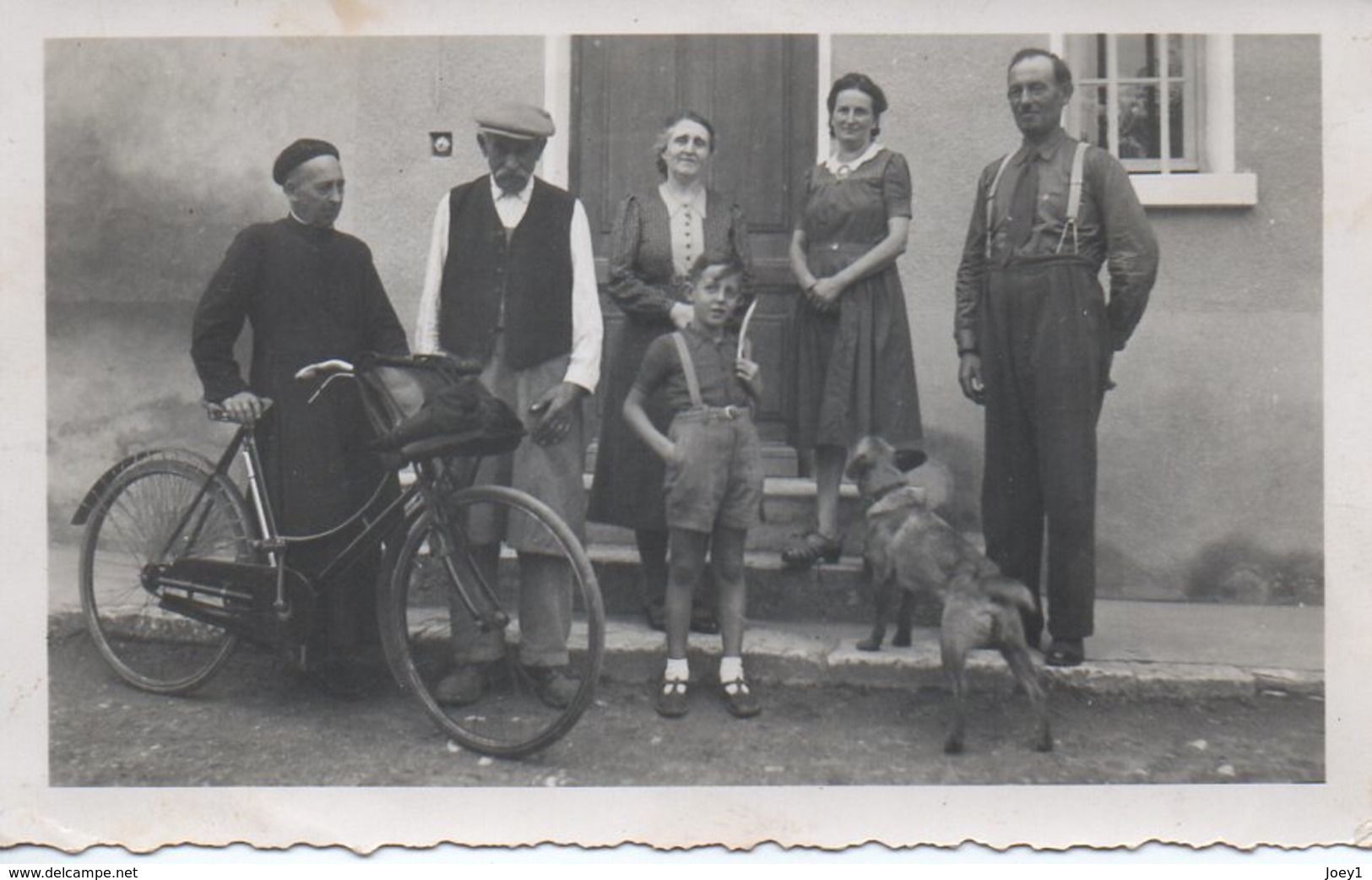 Photo  D'une Famille Avec Mr Le Curé Et Son Célèbre Vélo,format 7/11 - Anonyme Personen