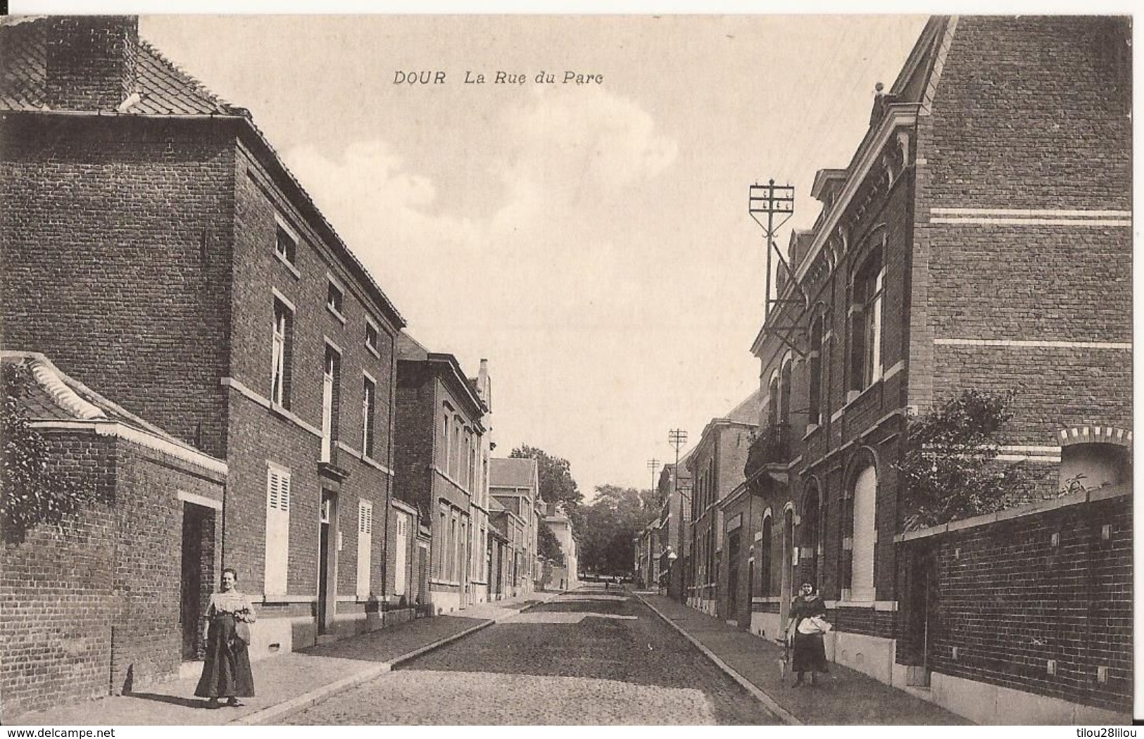 CPA  DOUR LA RUE DU PARC  BON ETAT - Dour