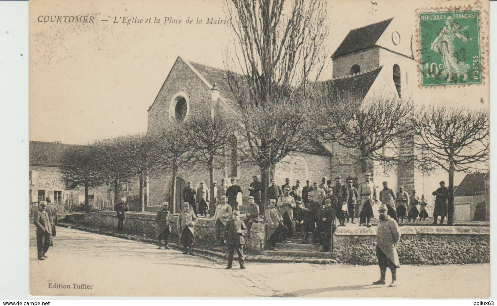 CPA COURTOMER (61) L'EGLISE Et LA PLACE DE LA MAIRIE - BELLE ANIMATION - Courtomer