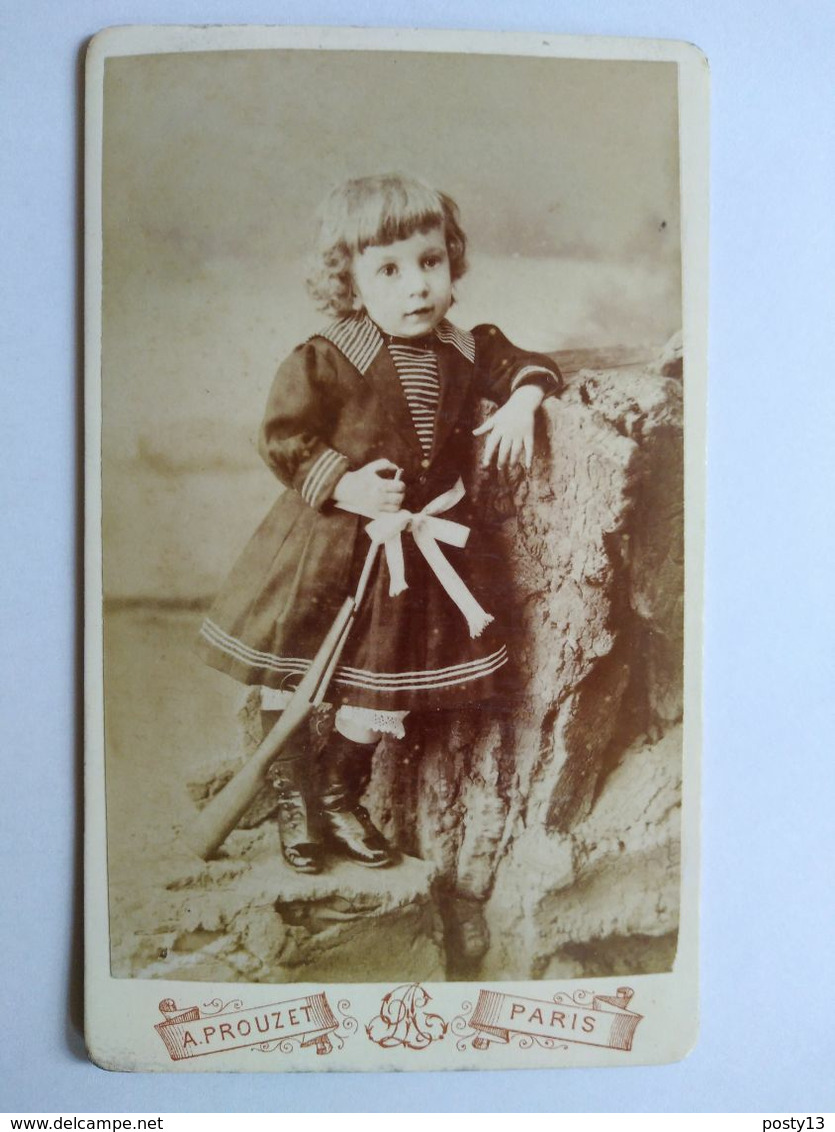 Photo CDV Enfant Avec Son Petit Fusil - Jouet - Photo De Prouzet à Paris 1889 - TBE - Alte (vor 1900)