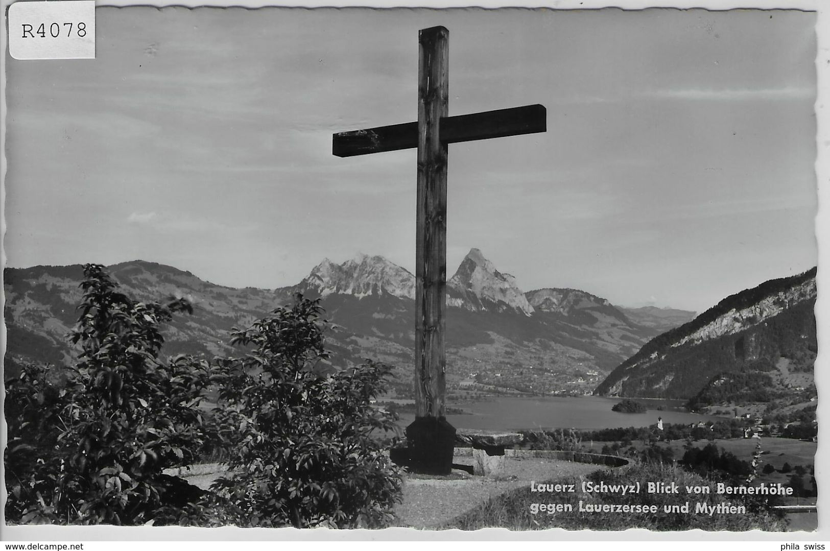 Lauerz - Blick Von Bernerhöhe Gegen Lauerzersee Und Mythen - Wegkreuz - Lauerz