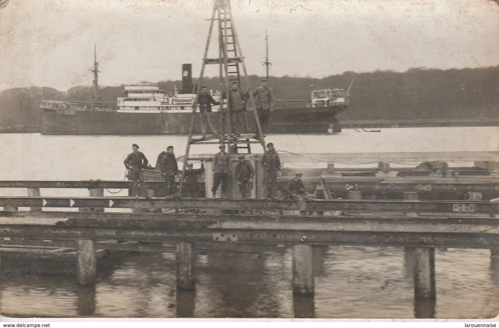 76 - LE GRAND QUEVILLY - Ouvriers Sur L' Appontement (carte Photo) - Le Grand-Quevilly