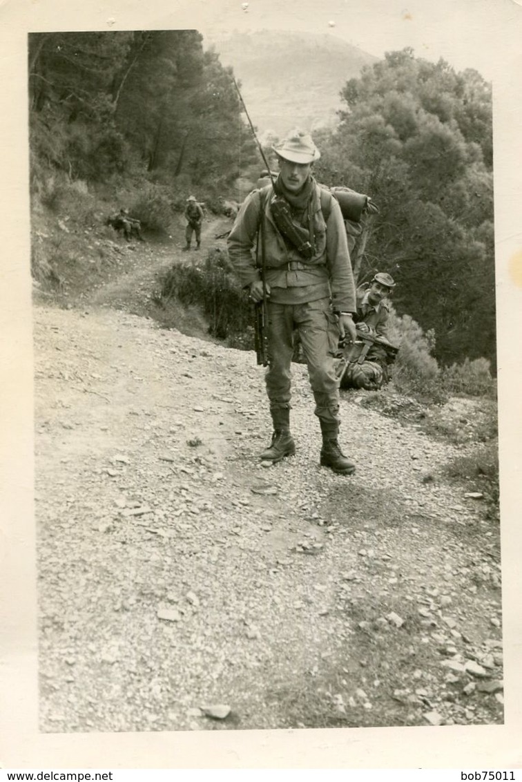 Grande Photo De Soldats Francais En Opération Dans La Région De Tablat En Algerie En 1961 - Guerre, Militaire