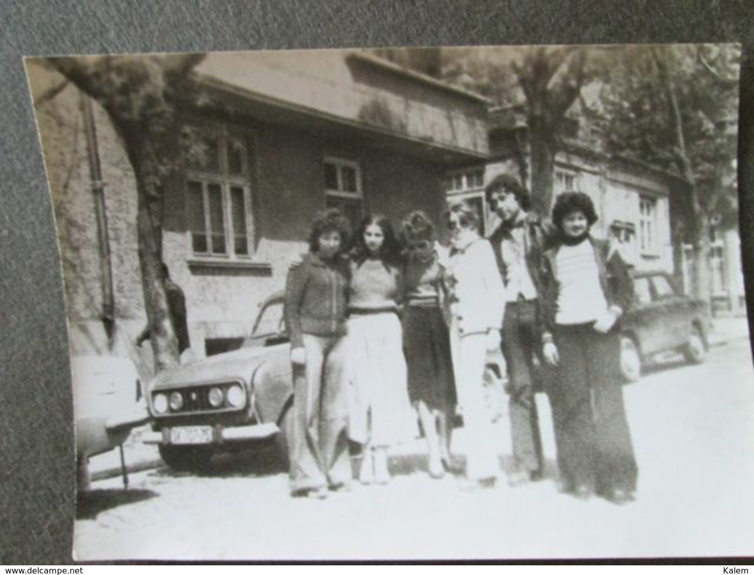 GROUP PHOTO WITH RENAULT CAR,PHOTO DE GROUPE AVEC RENAULT CAR, ORIGINAL PHOTO - Persone Anonimi