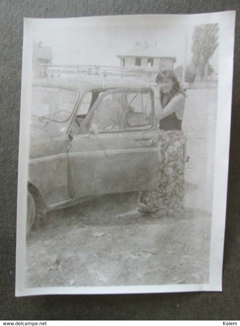 WOMAN WITH OLD RENAULT CAR , FEMME AVEC VIEILLE VOITURE RENAULT, ORIGINAL PHOTO - Personnes Anonymes