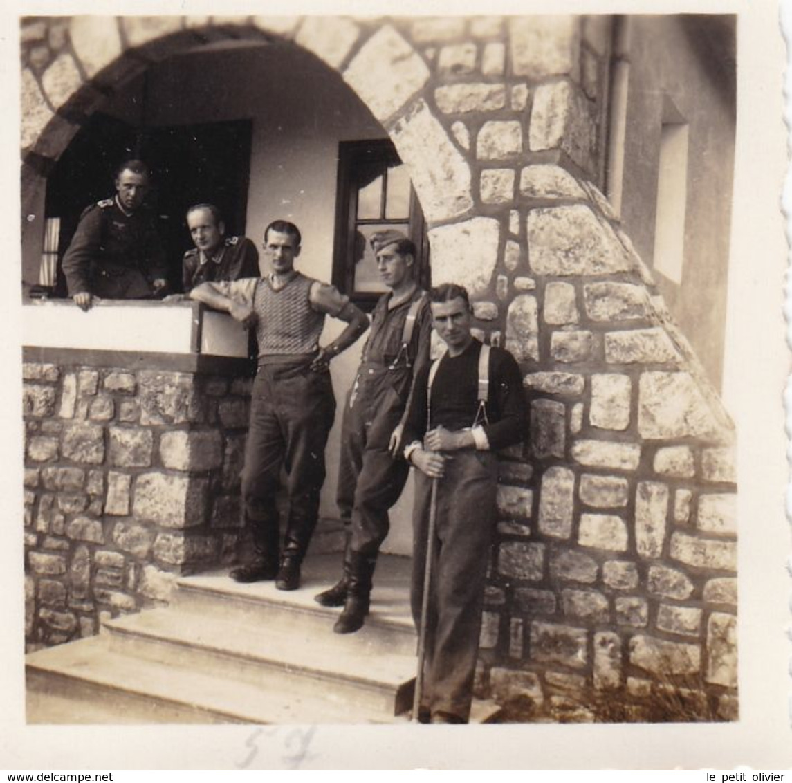 PHOTO ORIGINALE 39 / 45 WW2 WEHRMACHT FRANCE ILE DE RE LES SOLDATS ALLEMANDS DEVANT LA VILLA - Guerra, Militari