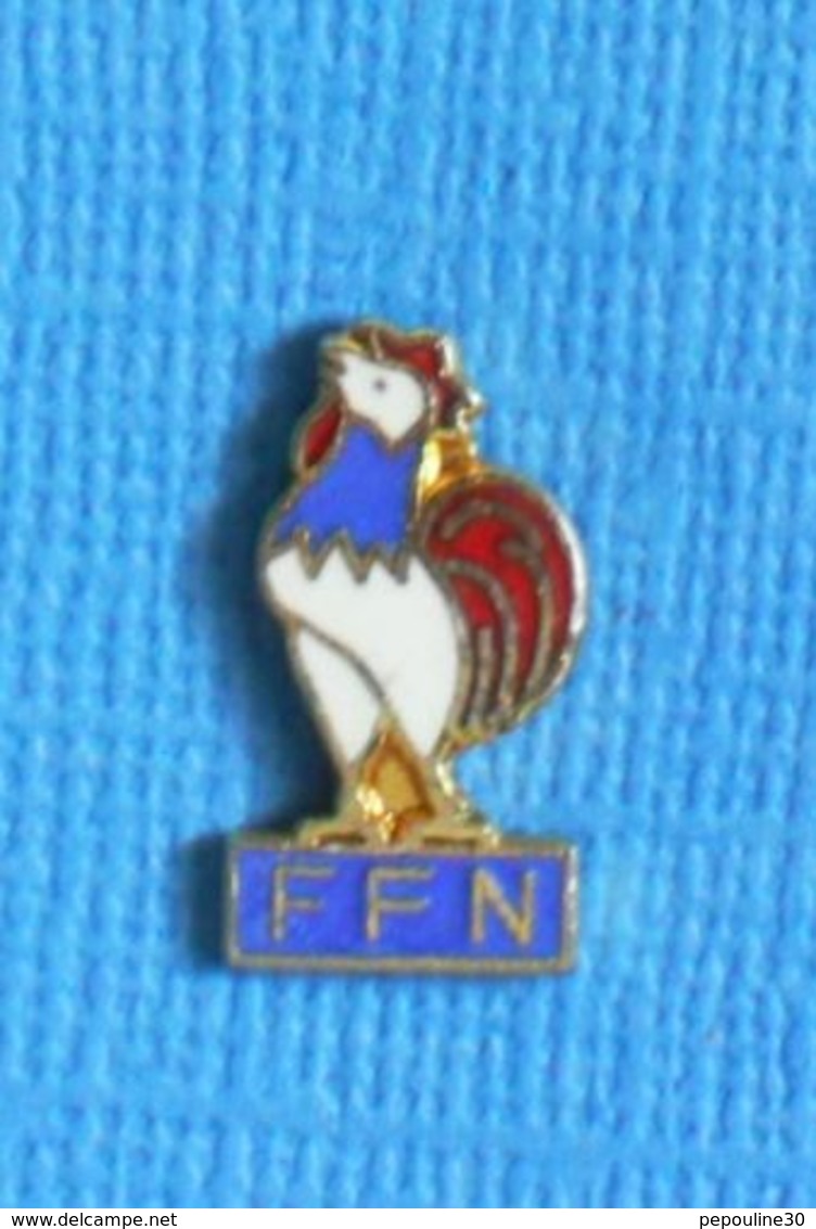 1 PIN'S //  ** COQ SPORTIF F.F.N. / FÉDÉRATION FRANÇAISE DE NATATION ** - Natation