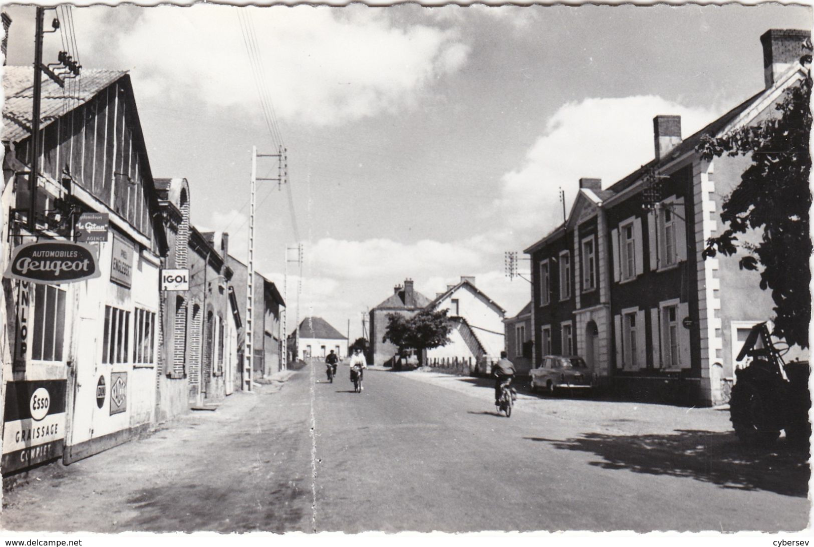 SAINT-AIGNAN-sur-ROË - La Mairie En Face Un Garage - Cyclistes - CPSM PF Datée 1962 - TBE - Saint Aignan Sur Roe