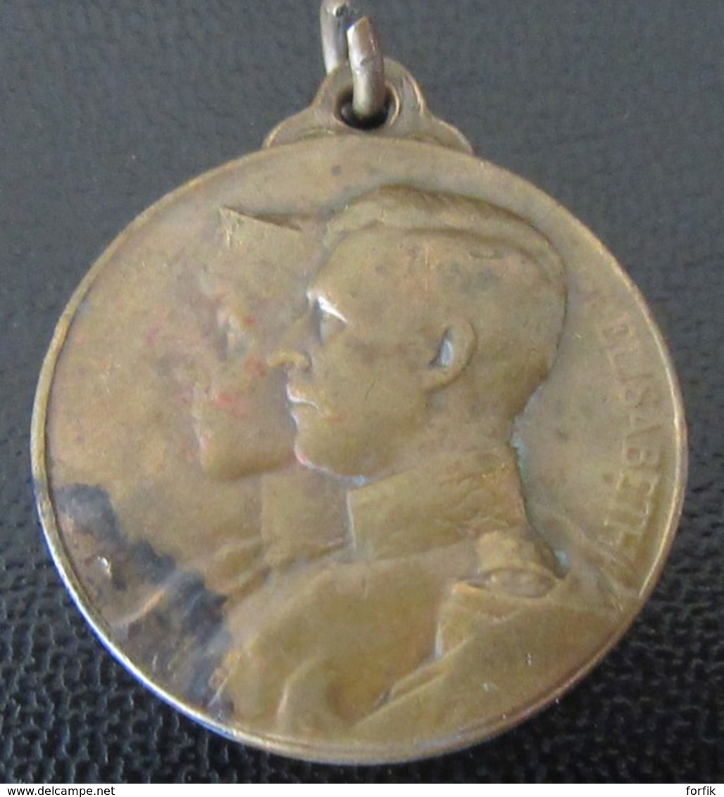 Médaille Albert / Elisabeth - "La Bonté Règne Dans Les Coeurs" - 1910 - Diam. 28mm, 10,7g - Monarchia / Nobiltà