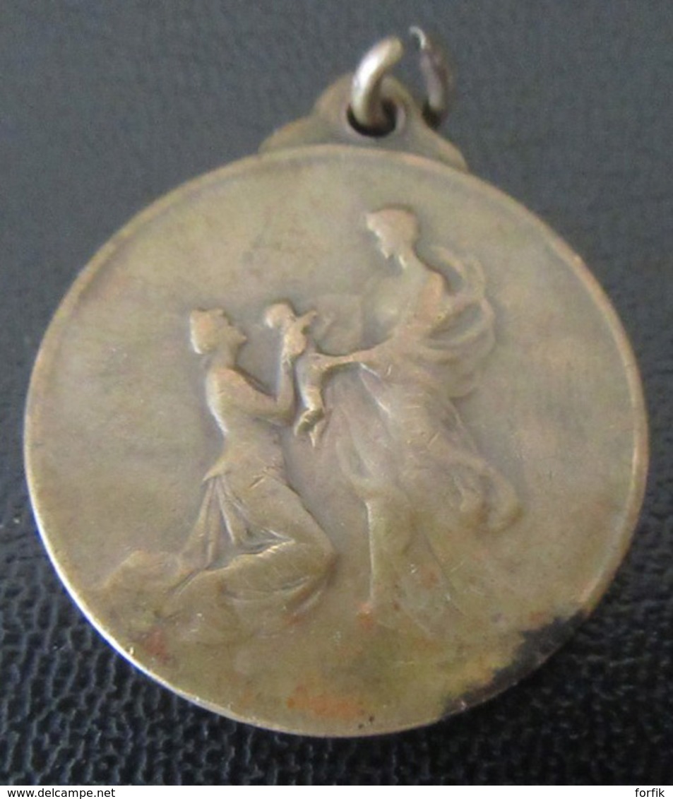 Médaille Albert / Elisabeth - "La Bonté Règne Dans Les Coeurs" - 1910 - Diam. 28mm, 10,7g - Royal / Of Nobility