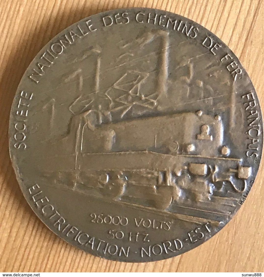 Médaille SNCF Electrification Nord-Est Belmondo 1955 Superbe Etat Bronze (prix Fixe Envoi Recommandé Inclus) - Professionnels / De Société