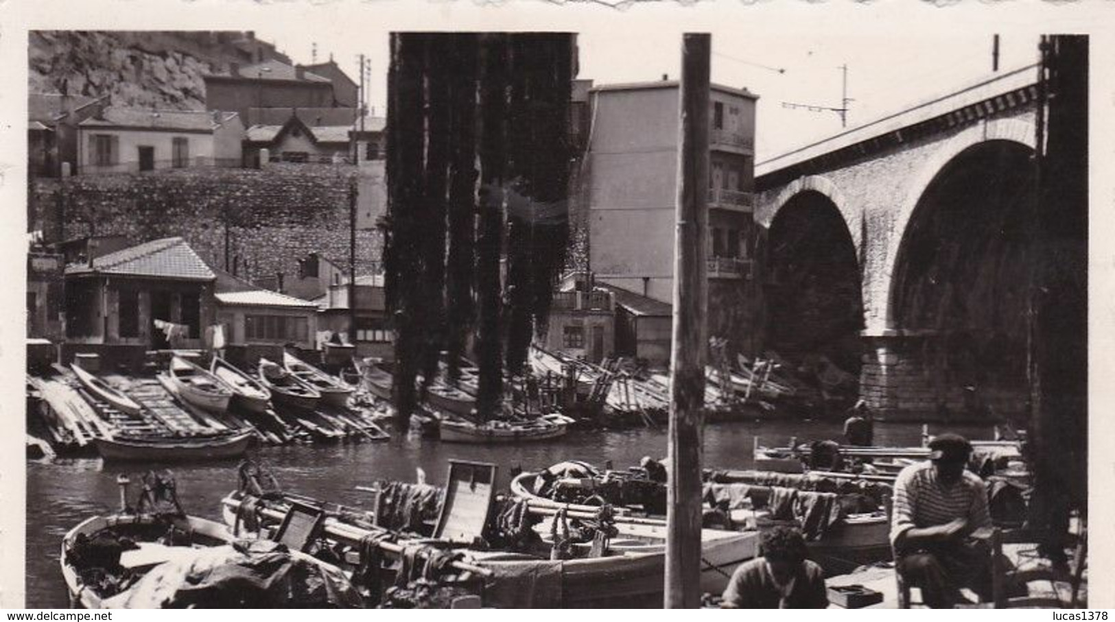 13 /MARSEILLE / VALLON DES AUFFES / PECHEURS REPARANT LES FILETS - Ambachten